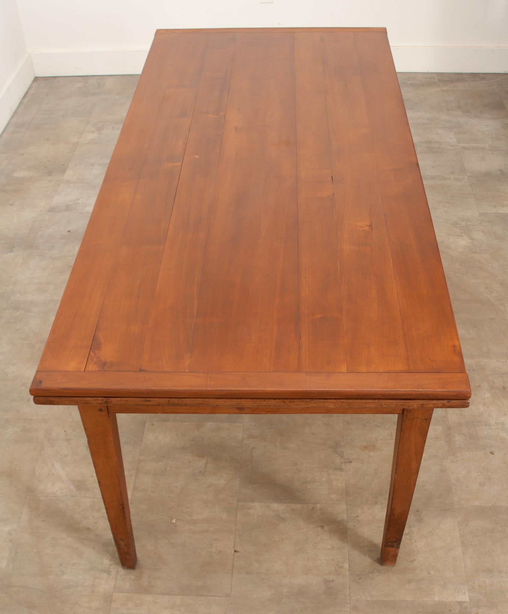 French Fruitwood Extending Dining Table In Good Condition For Sale In Baton Rouge, LA