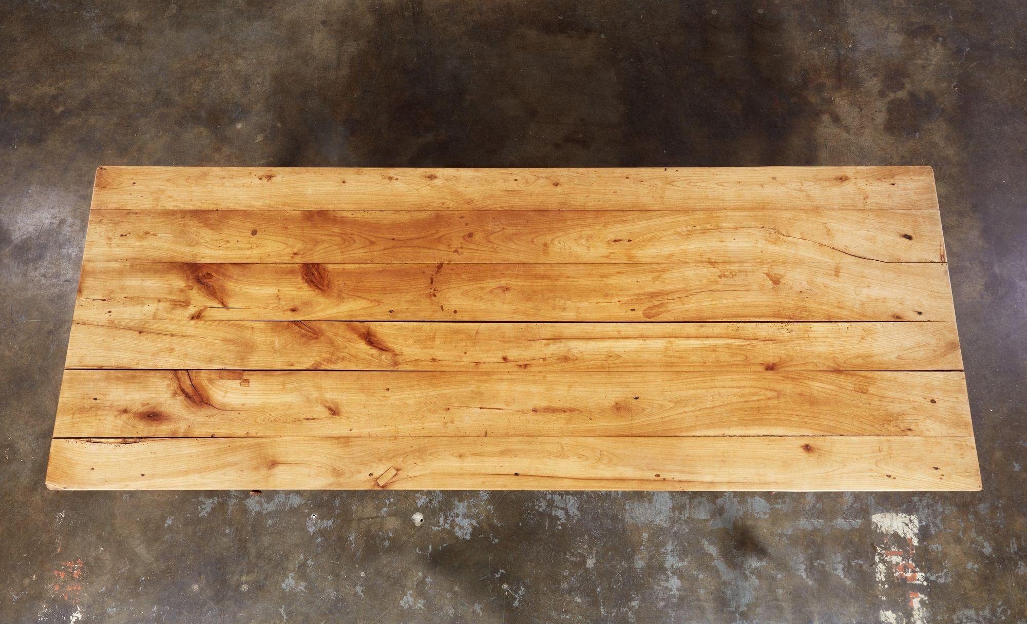 Fantastique table de ferme en bois fruitier de grande taille et utile, avec un plateau à six planches joliment usé avec un grain agréable, sur un tablier en forme avec deux tiroirs et reposant sur des pieds fuselés carrés, l'ensemble avec une bonne