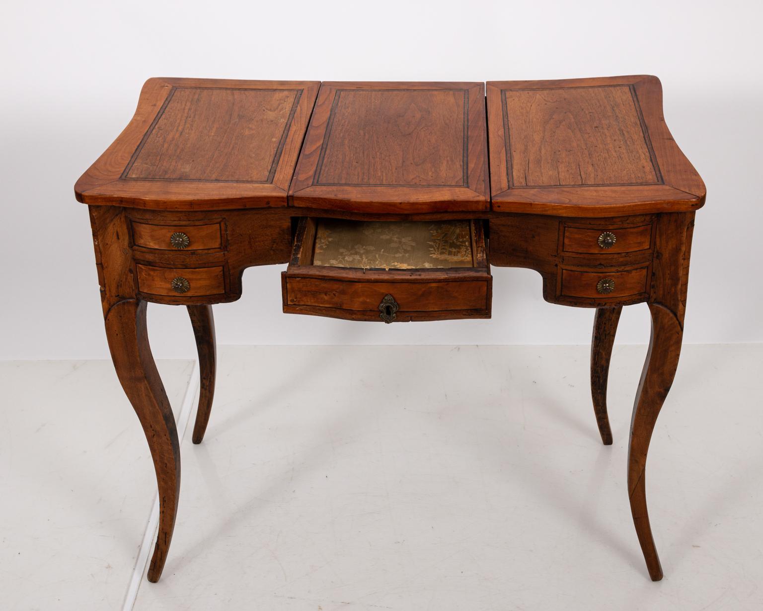 French Fruitwood Poudreuse In Good Condition In Stamford, CT