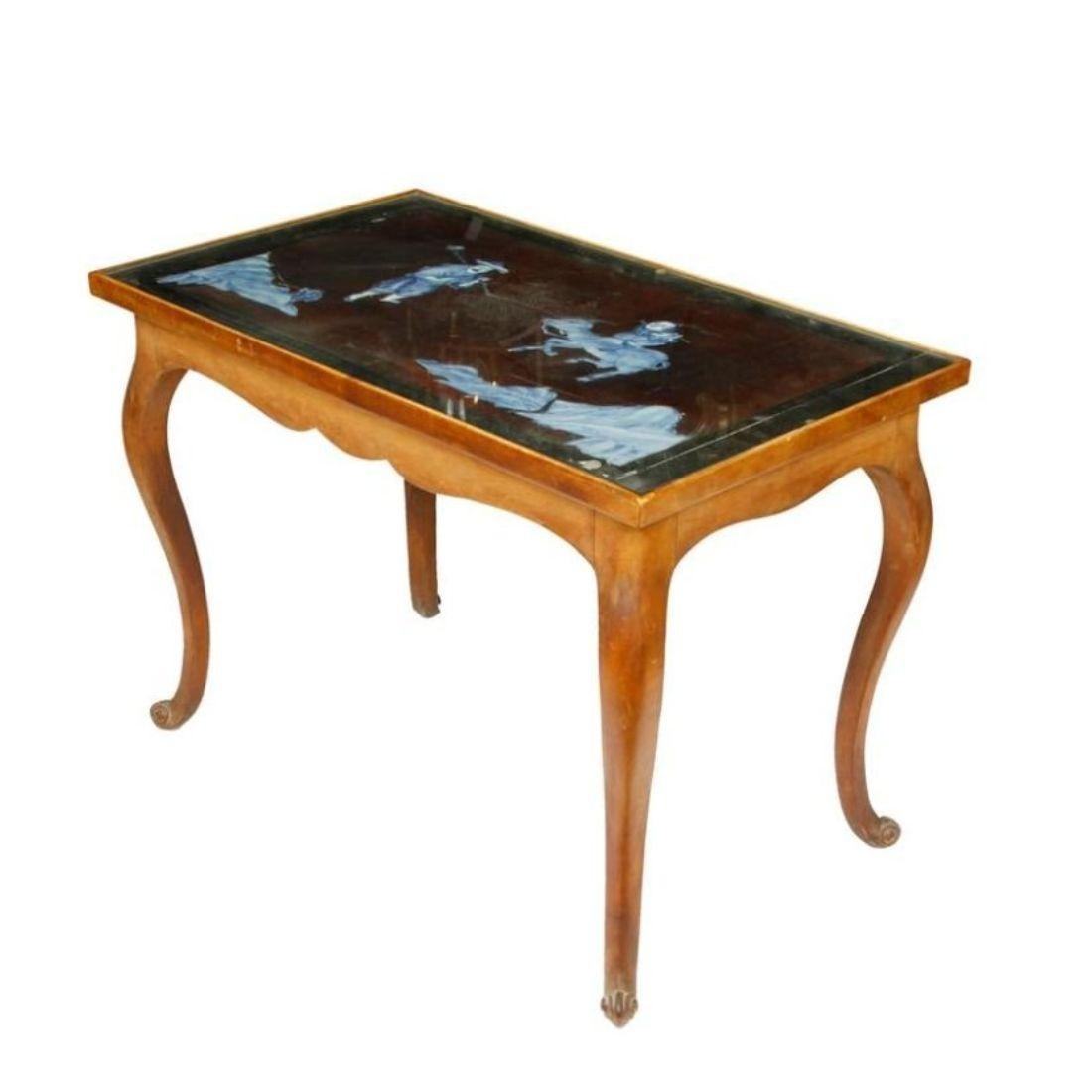 Un tavolino francese in legno di frutto con un piano in porcellana Chinoiserie con figure in una splendida tonalità di blu