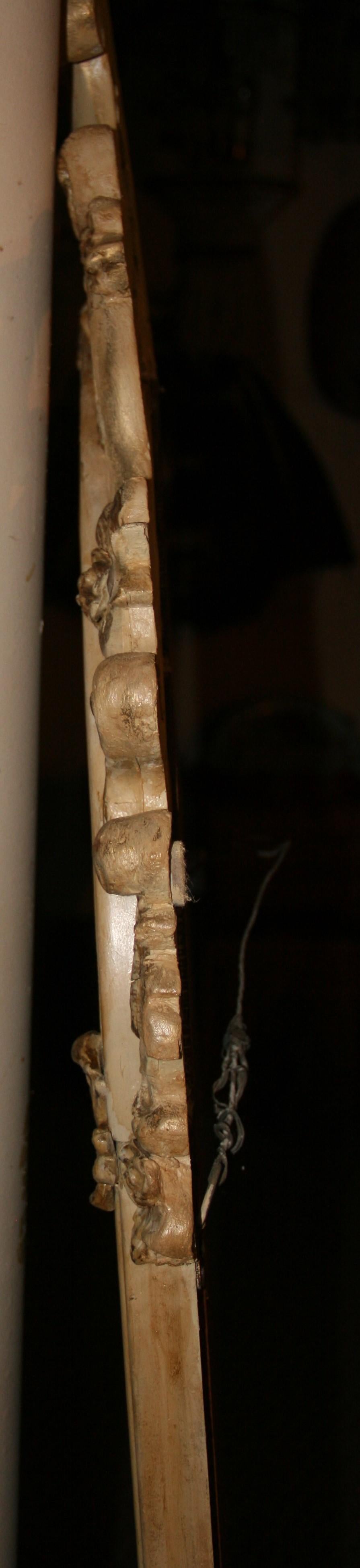 3-1128 Specchio francese a figura intera in legno e gesso con dettagli ornamentali.
