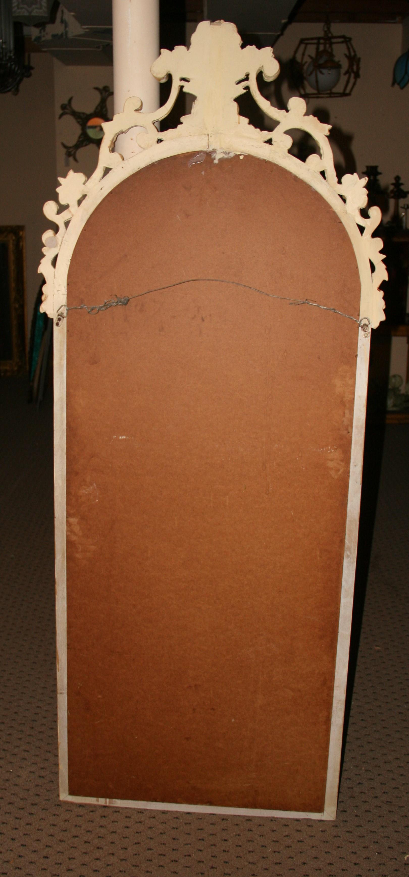 Specchio francese a figura intera con piano ad arco in legno e gesso, anni '20 In condizioni buone in vendita a Douglas Manor, NY