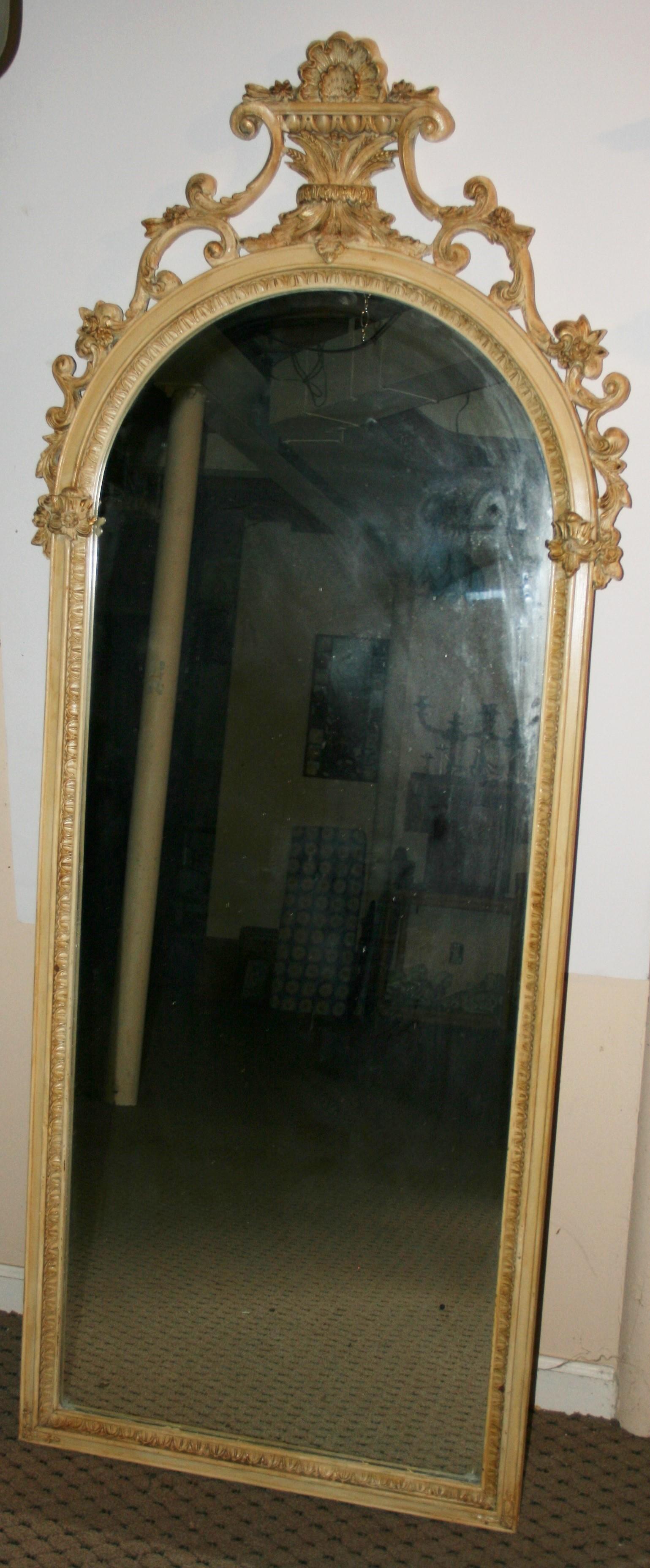 Gesso Specchio francese a figura intera con piano ad arco in legno e gesso, anni '20 in vendita