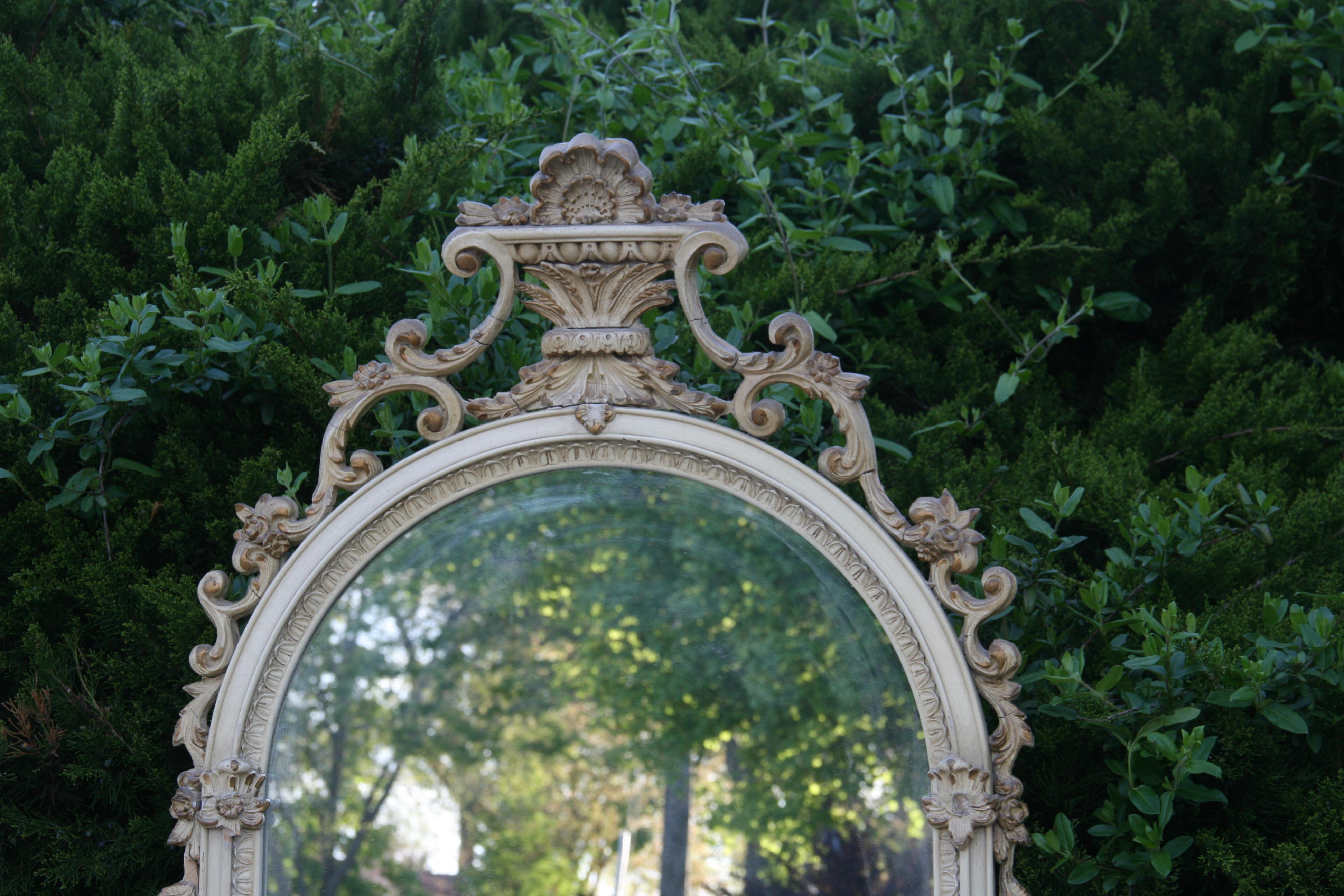 Miroir français en bois et gesso orné en forme d'arc, années 1920 en vente 6