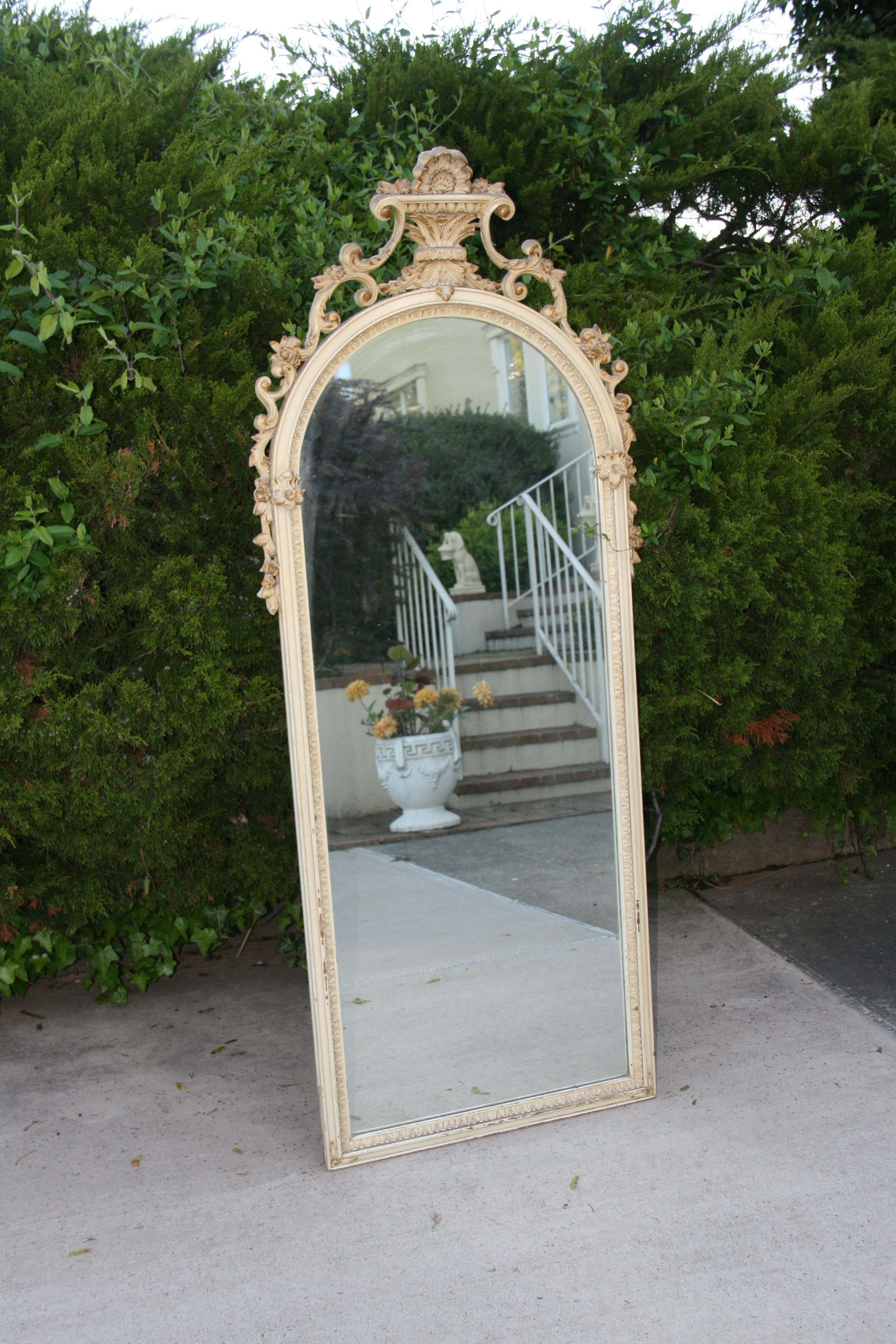 3-1128 Miroir français de pleine longueur en bois et gesso avec des détails ornés.