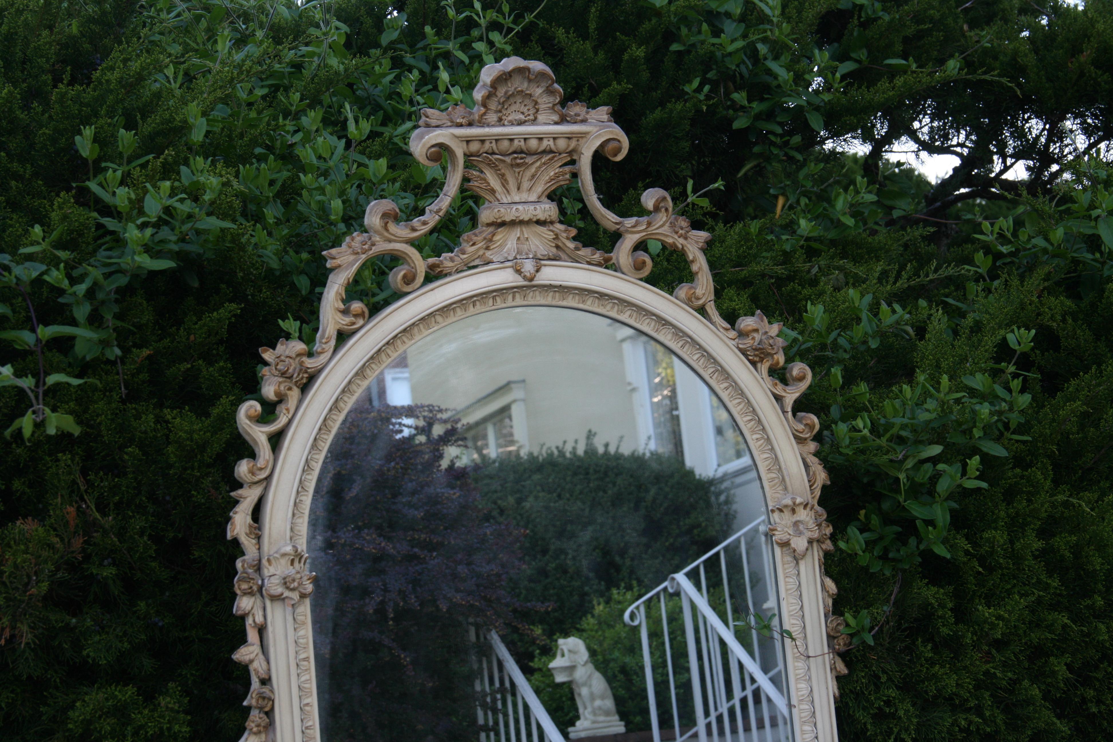 Miroir français en bois et gesso orné en forme d'arc, années 1920 Bon état - En vente à Douglas Manor, NY