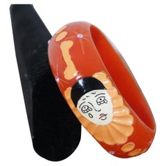Bracelet jonc en peau de mouton Galalith orange avec clowns perroquets et bakélite 