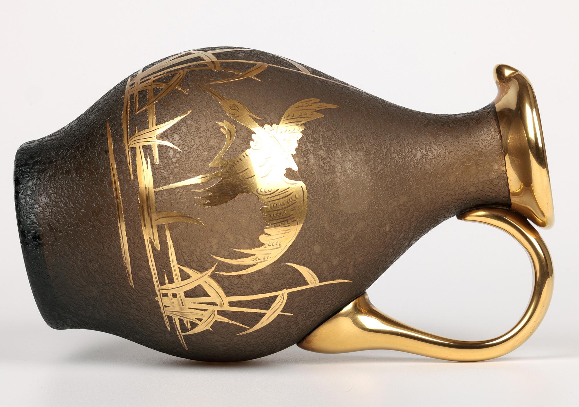 Carafe en verre texturé et doré à motif de héron, attribuée à Galle ou Daum en vente 2