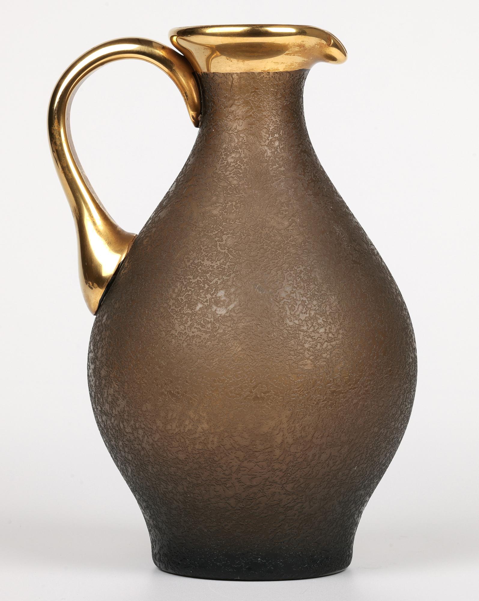 Carafe en verre texturé et doré à motif de héron, attribuée à Galle ou Daum en vente 3