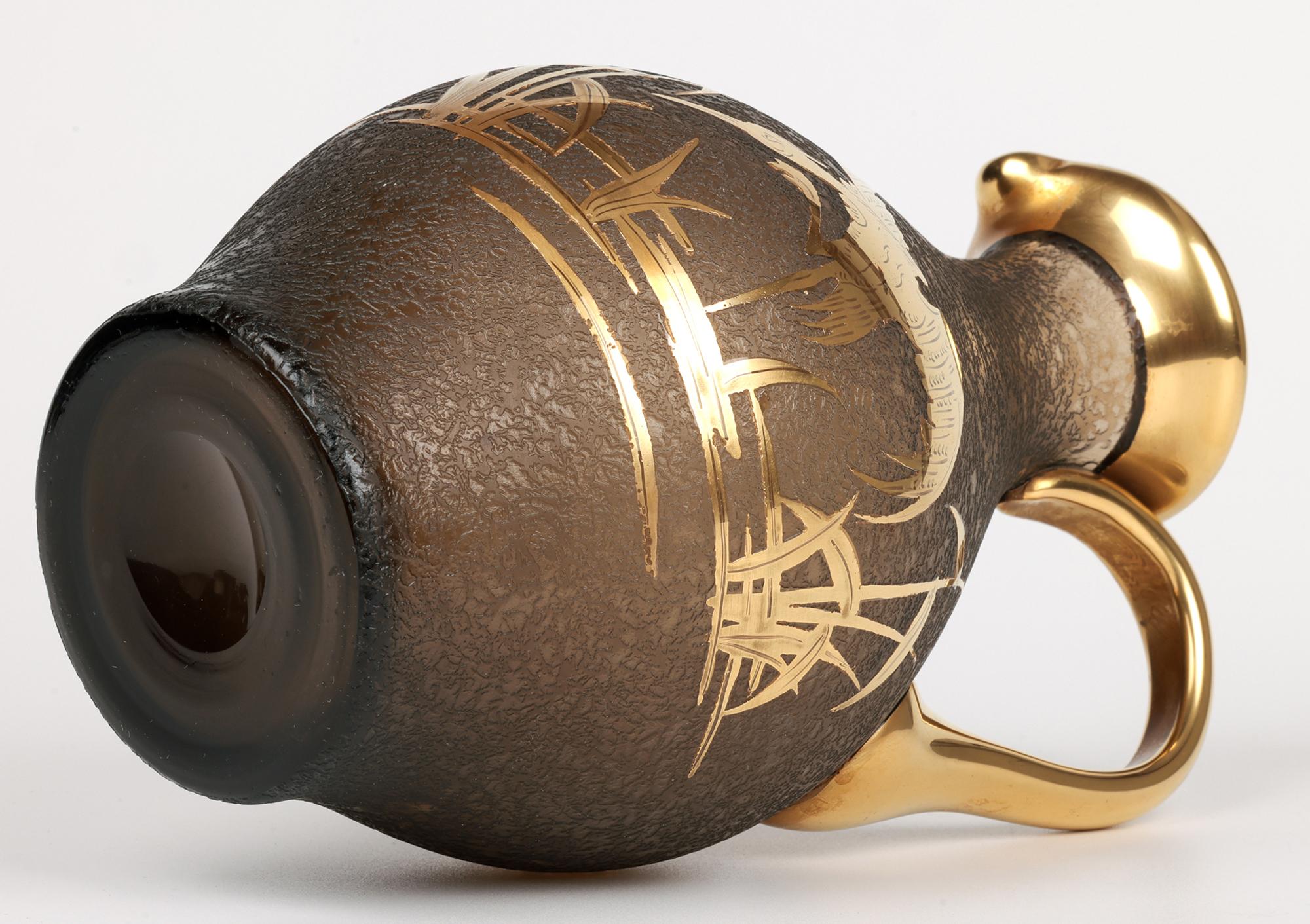 Carafe en verre texturé et doré à motif de héron, attribuée à Galle ou Daum en vente 4