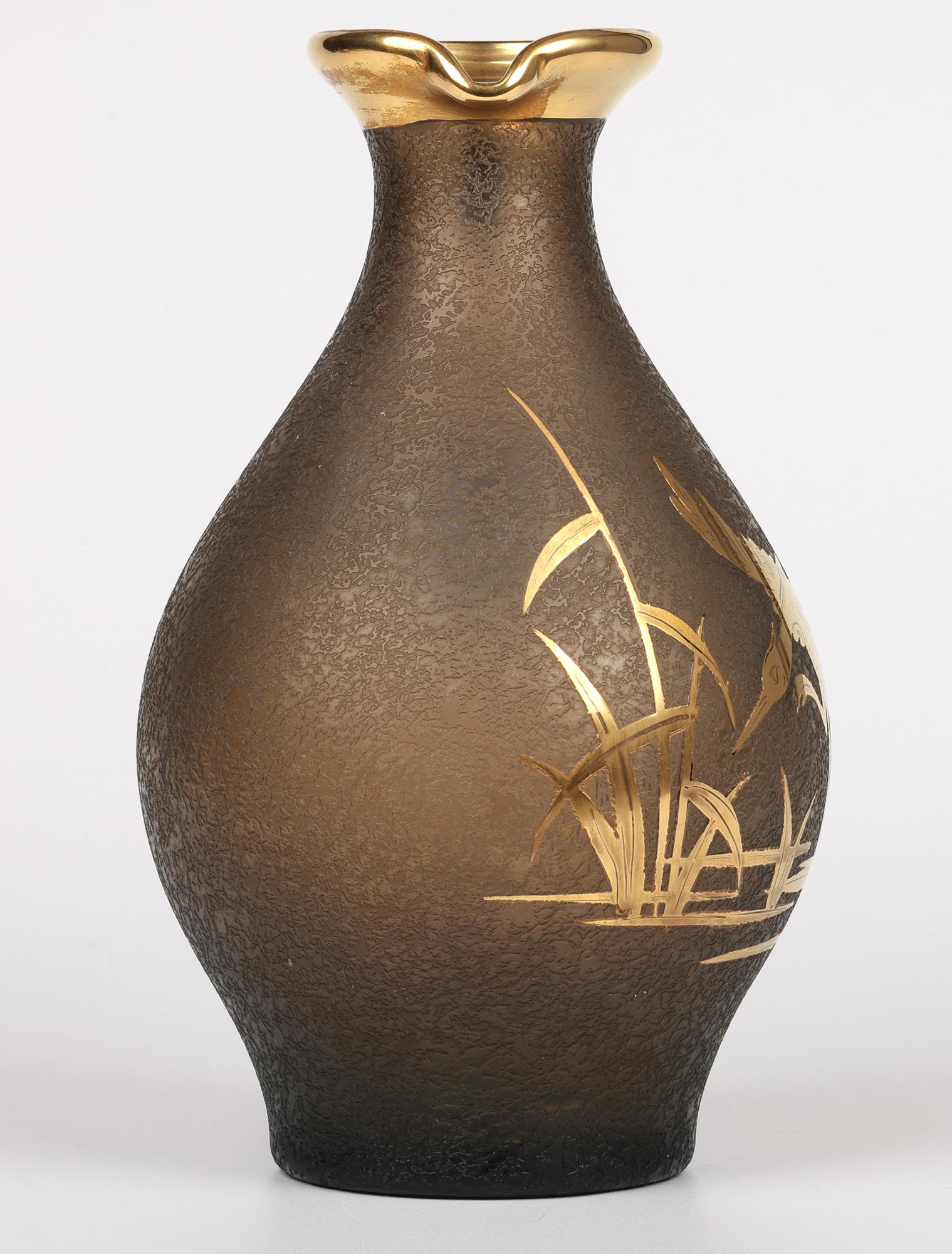 Carafe en verre texturé et doré à motif de héron, attribuée à Galle ou Daum en vente 6