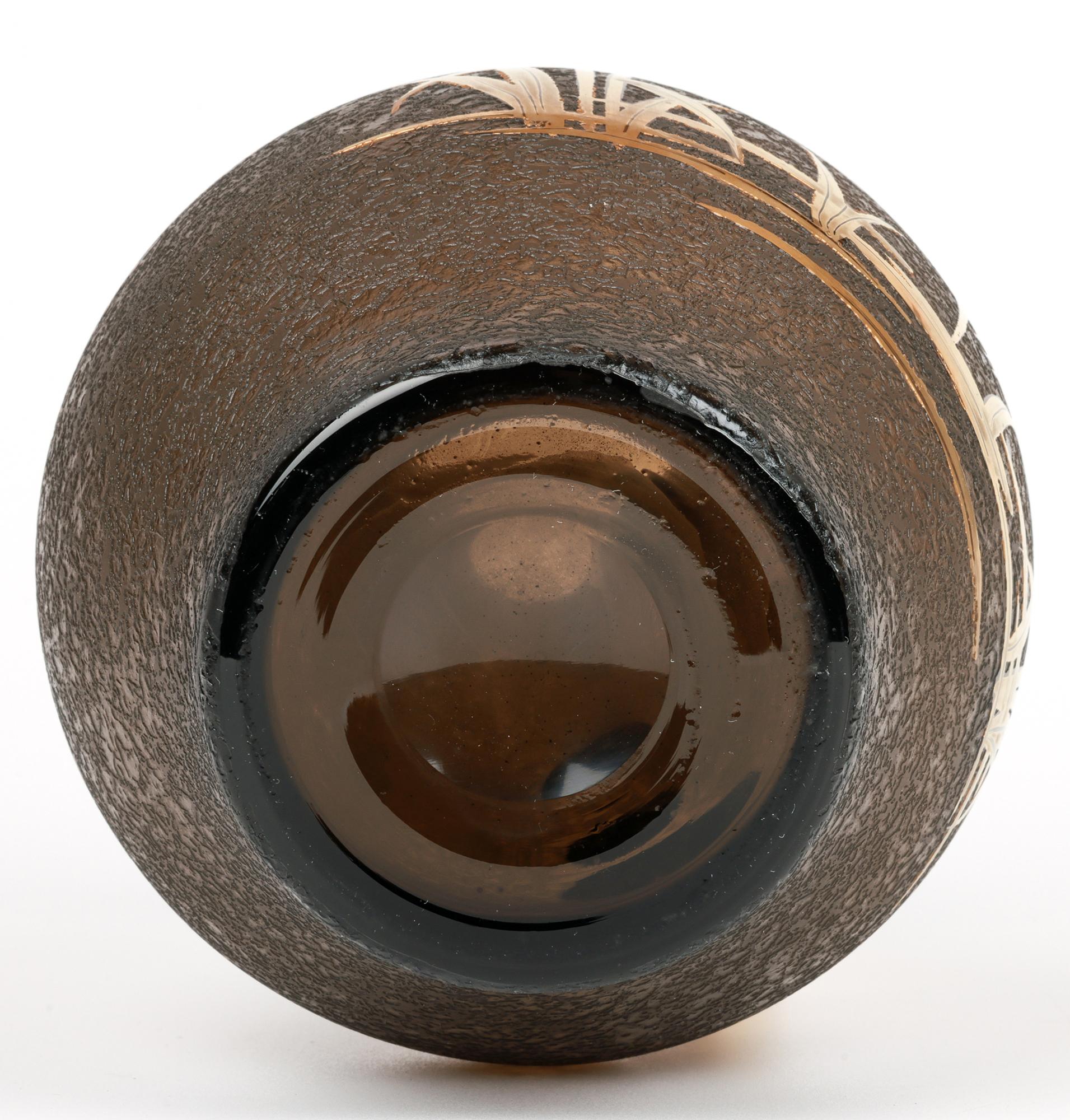 Carafe en verre texturé et doré à motif de héron, attribuée à Galle ou Daum en vente 7