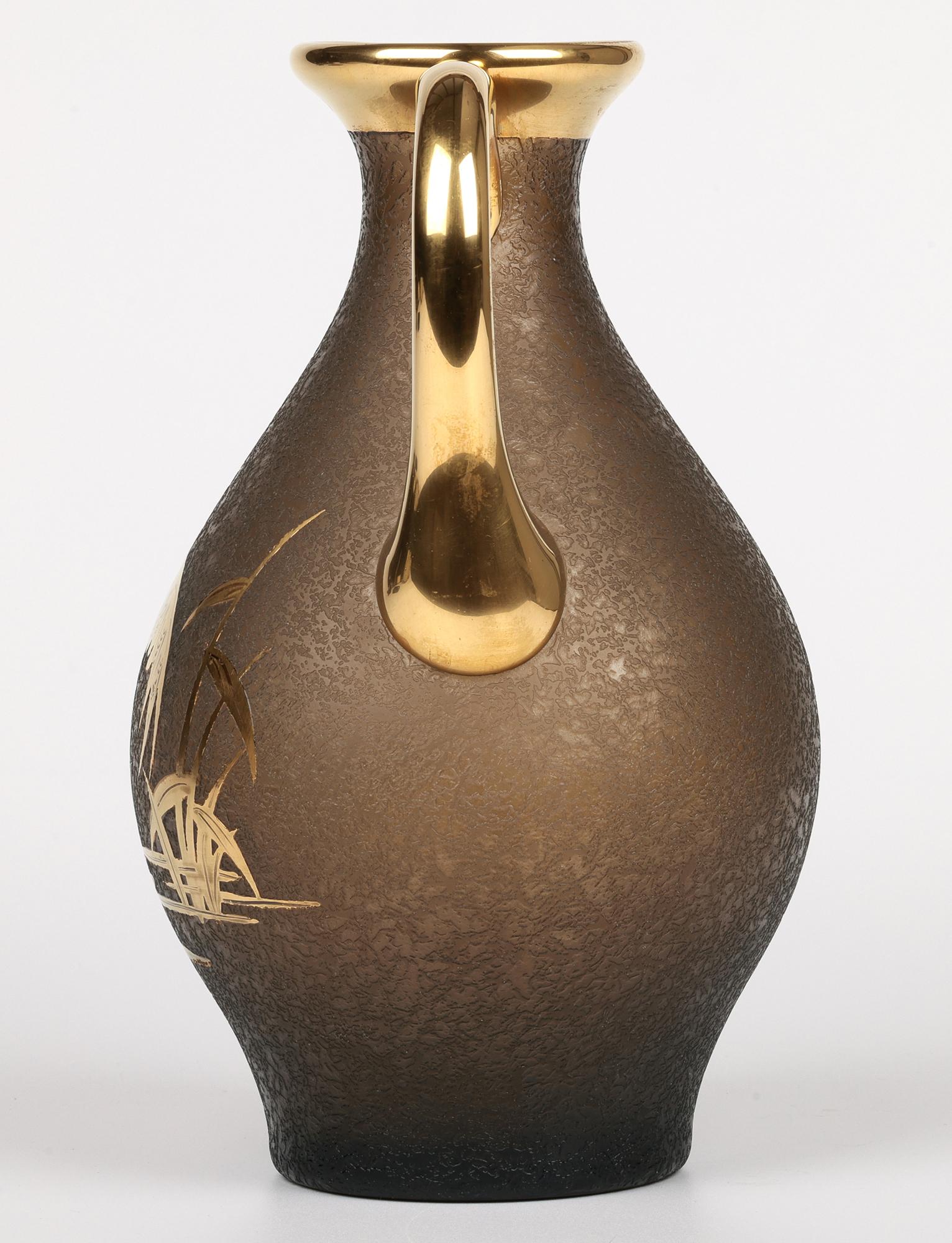 Carafe en verre texturé et doré à motif de héron, attribuée à Galle ou Daum en vente 8