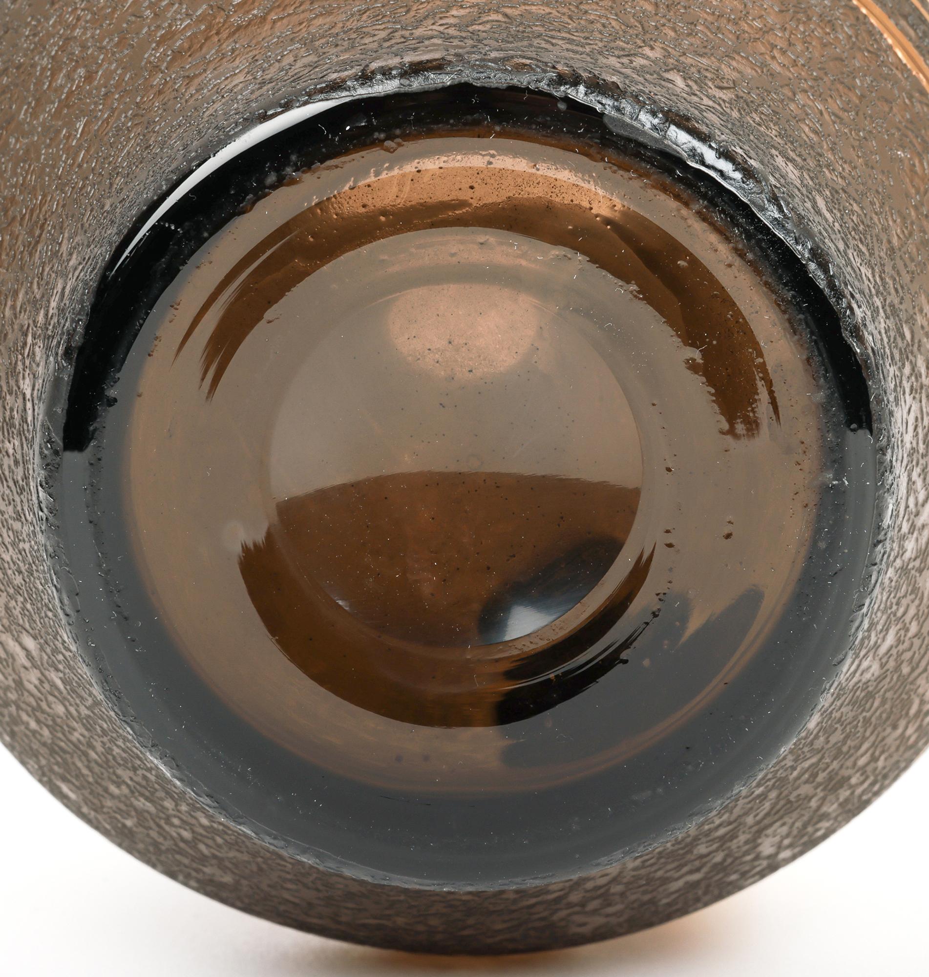 Carafe en verre texturé et doré à motif de héron, attribuée à Galle ou Daum en vente 9