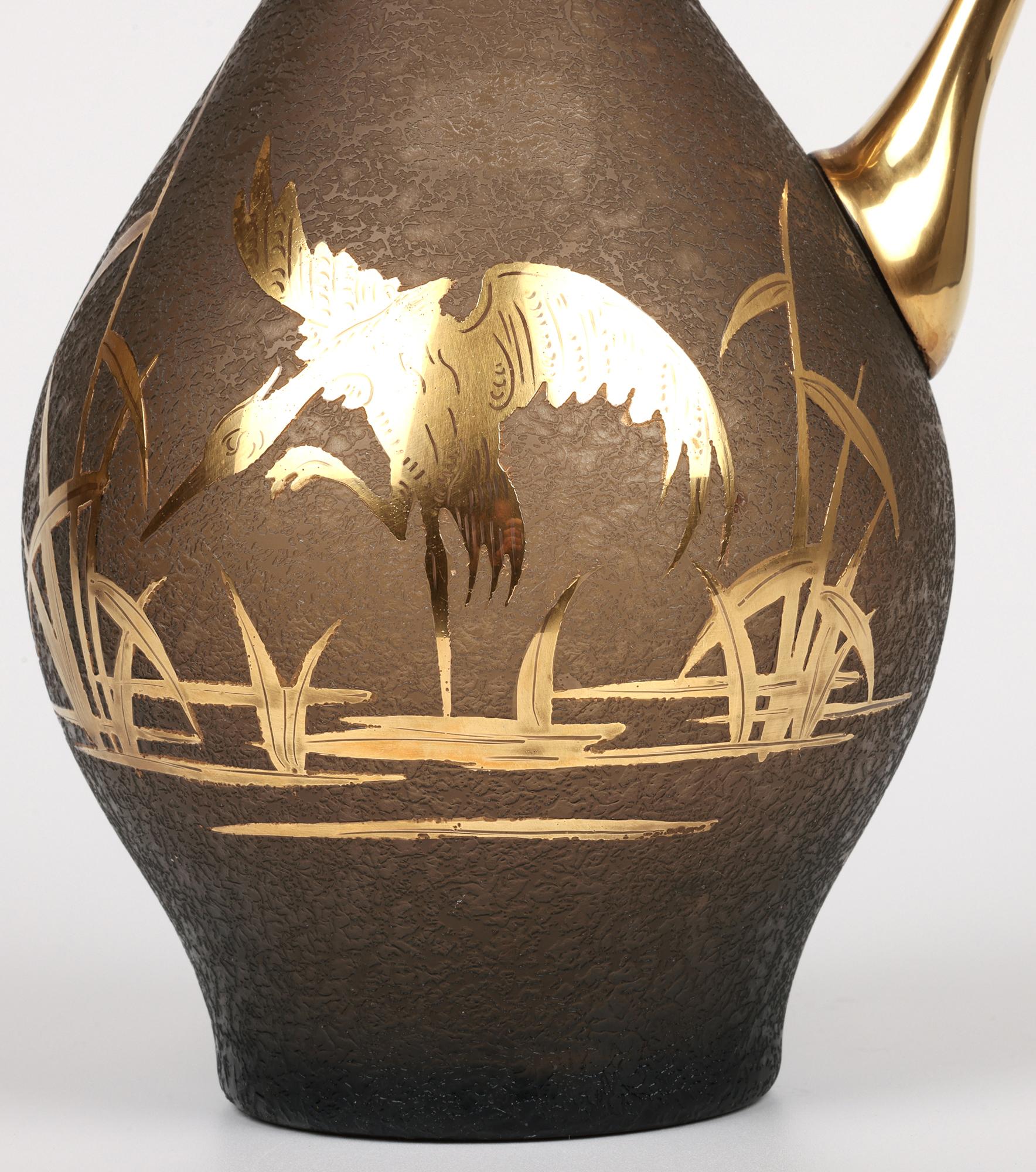 Carafe en verre texturé et doré à motif de héron, attribuée à Galle ou Daum en vente 10