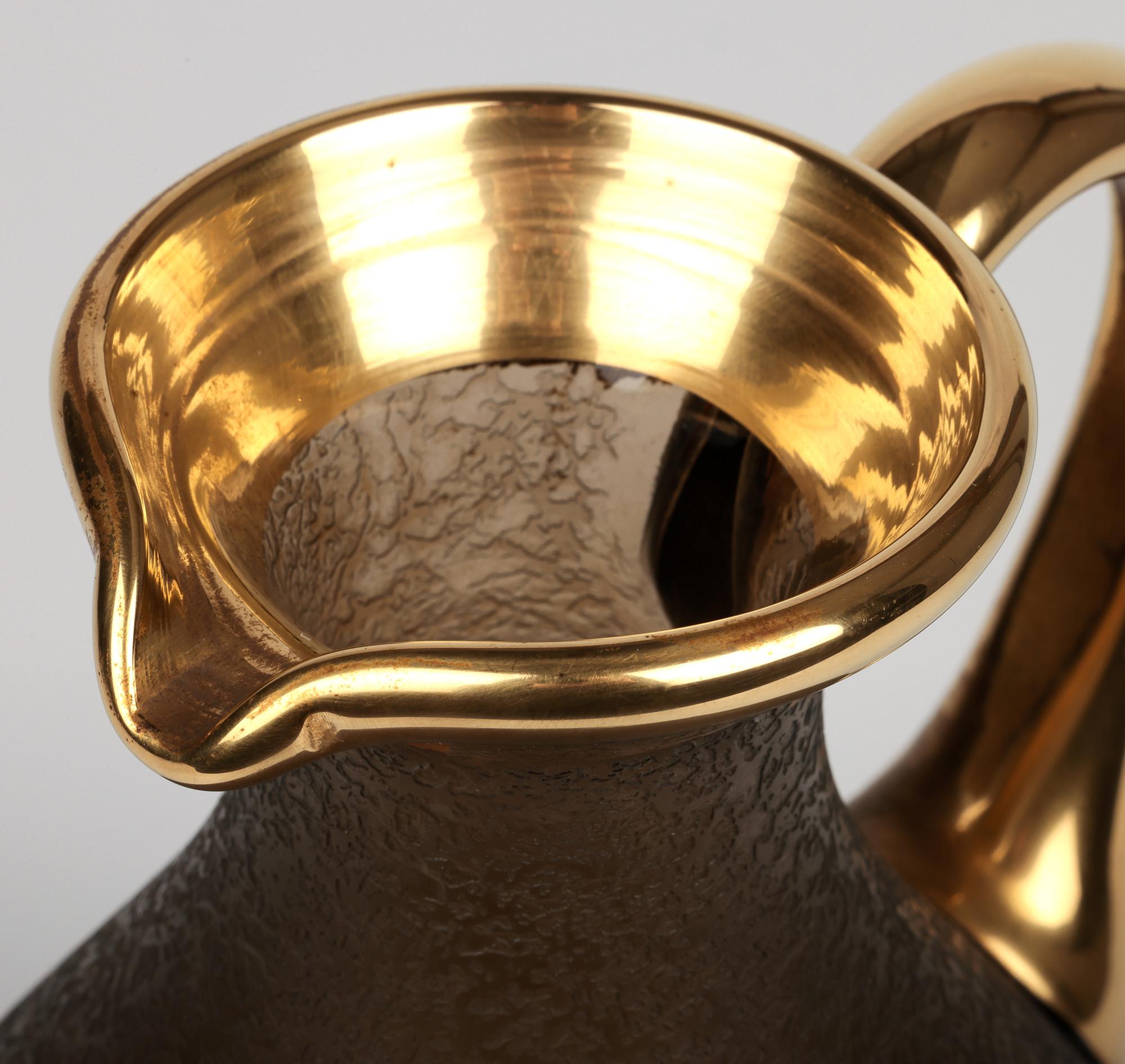 Carafe en verre texturé et doré à motif de héron, attribuée à Galle ou Daum en vente 11