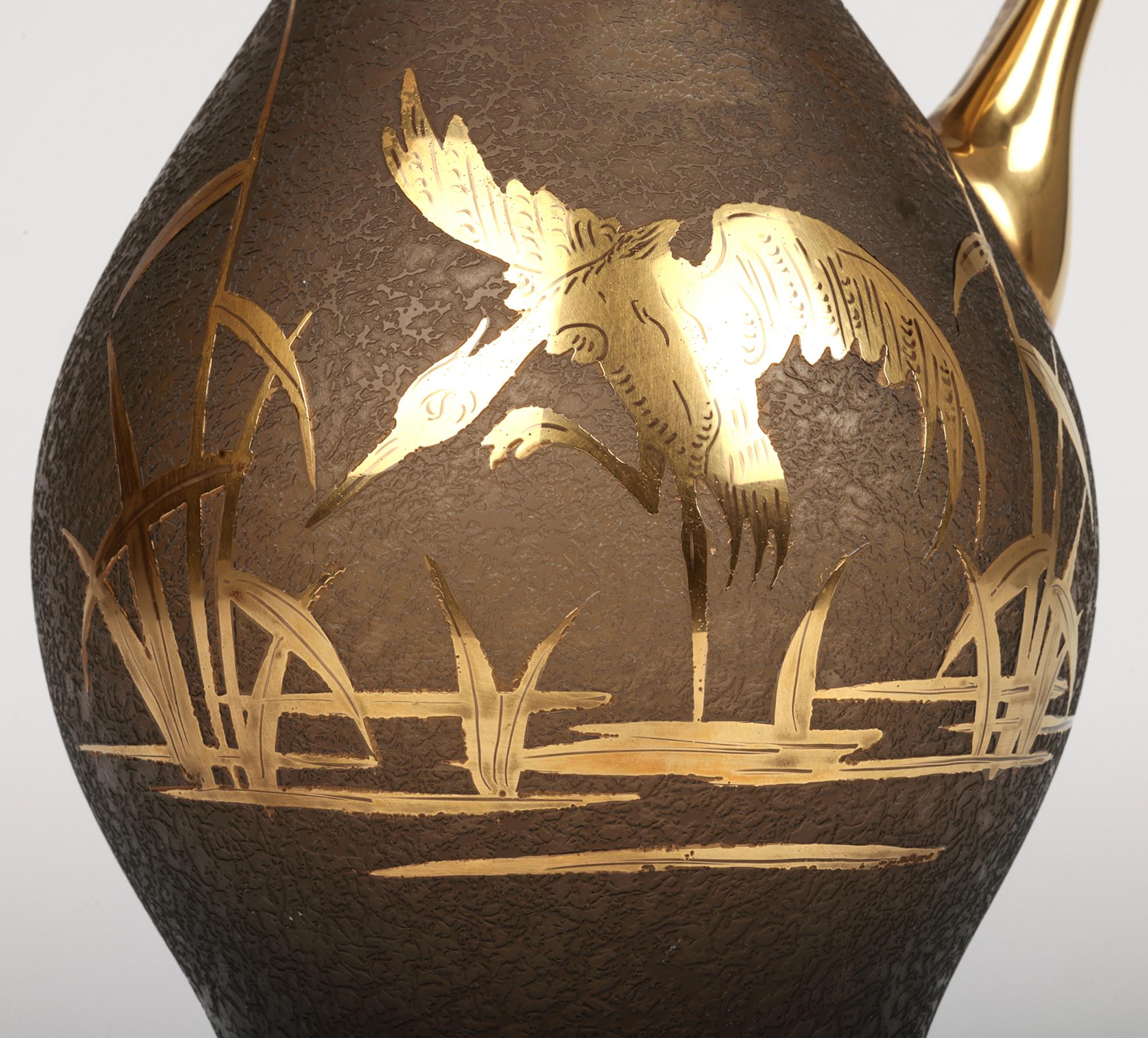 Art déco Carafe en verre texturé et doré à motif de héron, attribuée à Galle ou Daum en vente
