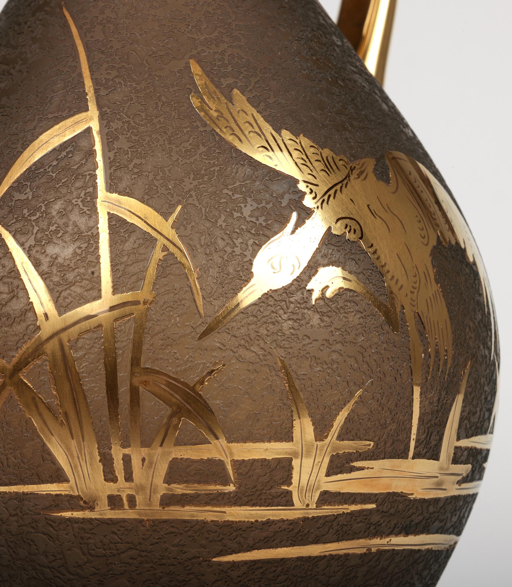 Français Carafe en verre texturé et doré à motif de héron, attribuée à Galle ou Daum en vente