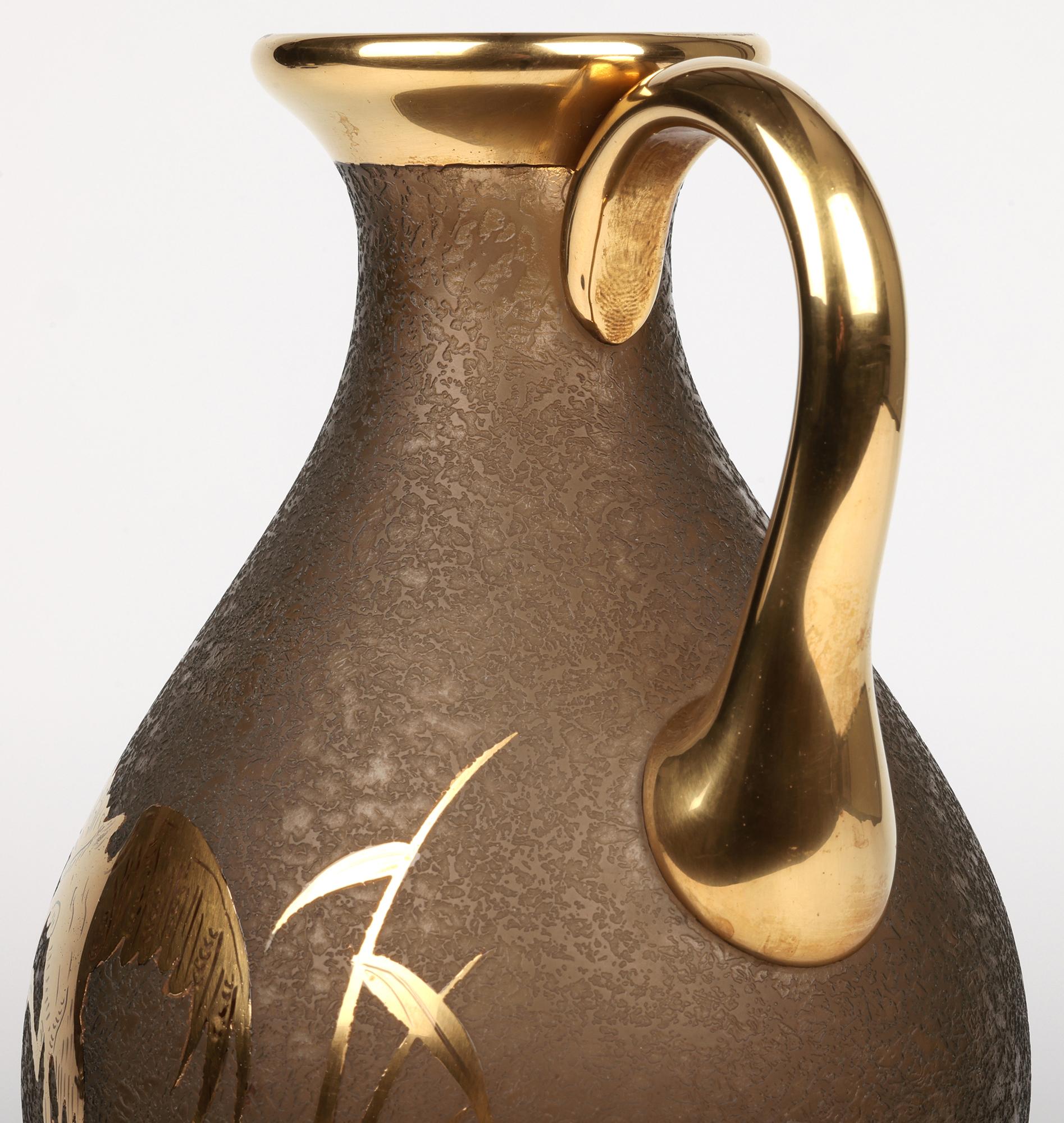 Doré Carafe en verre texturé et doré à motif de héron, attribuée à Galle ou Daum en vente
