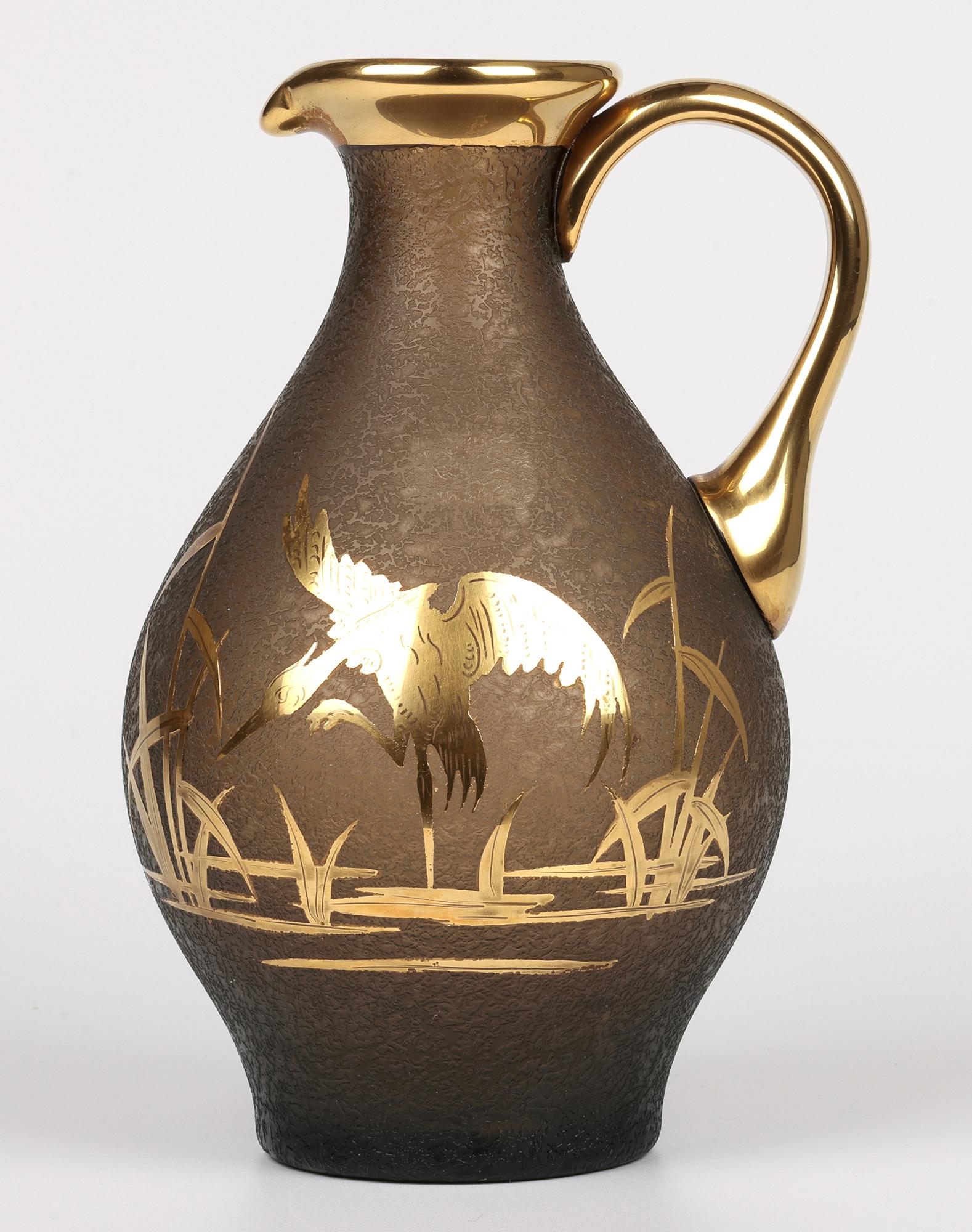 Carafe en verre texturé et doré à motif de héron, attribuée à Galle ou Daum Bon état - En vente à Bishop's Stortford, Hertfordshire