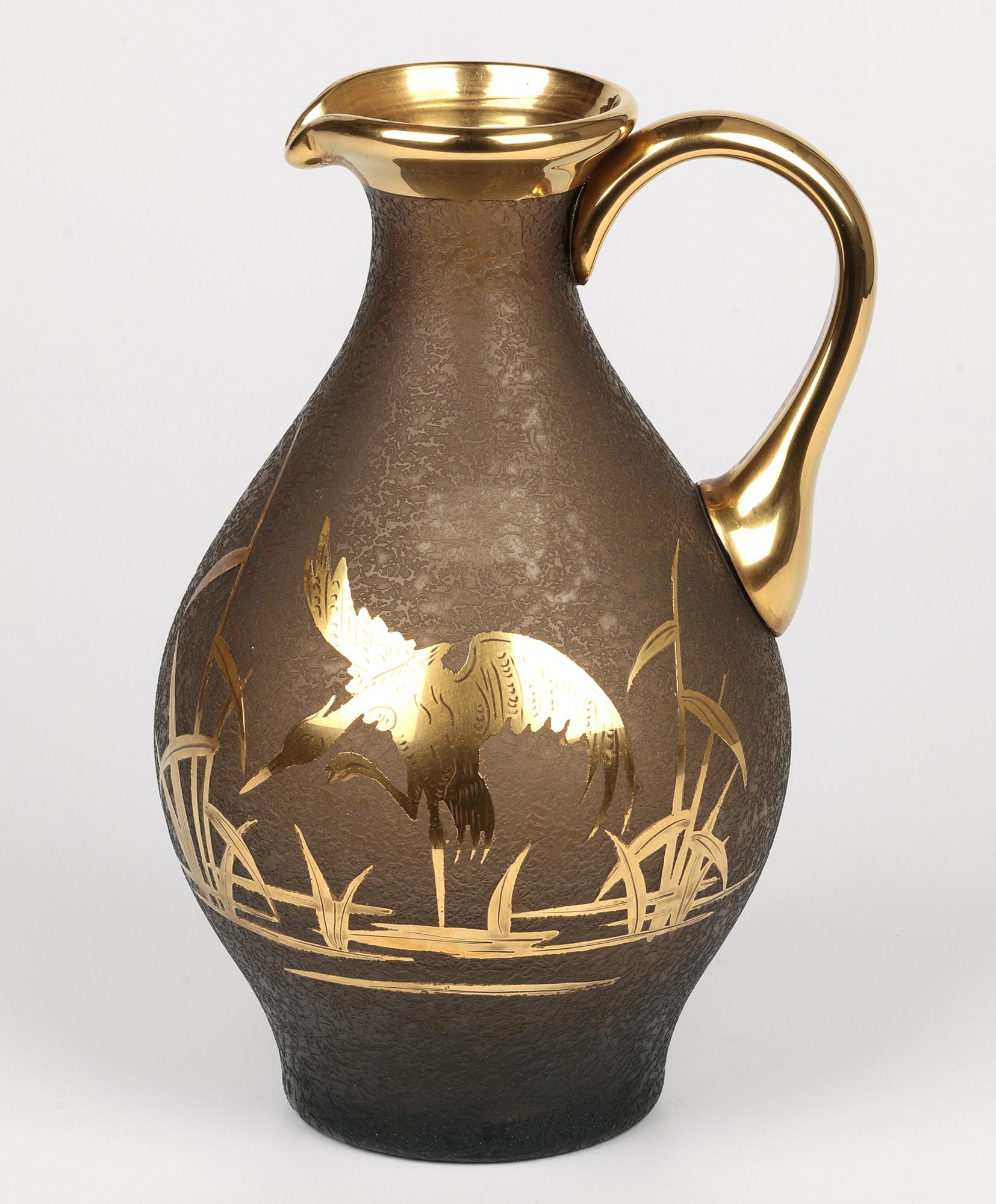 Verre brun Carafe en verre texturé et doré à motif de héron, attribuée à Galle ou Daum en vente
