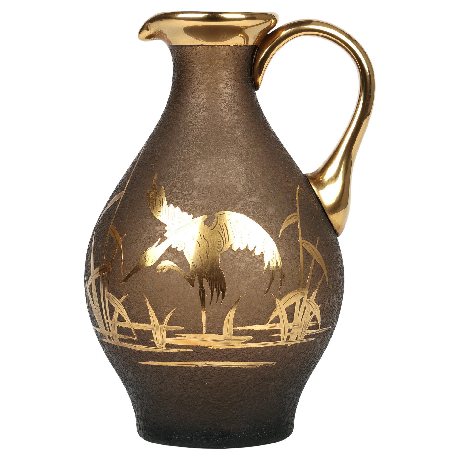 Carafe en verre texturé et doré à motif de héron, attribuée à Galle ou Daum en vente