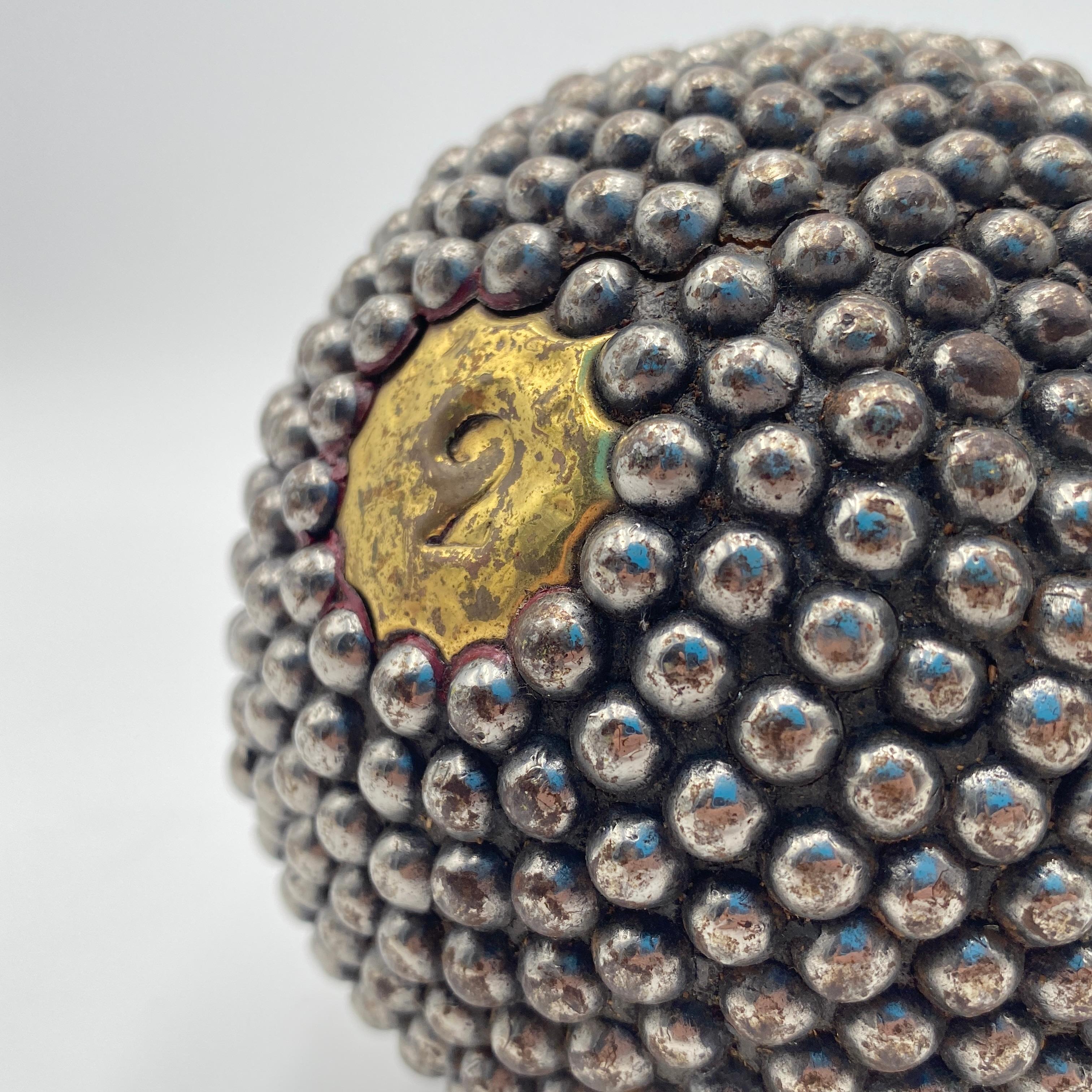 La petanca es un juego que se practica en el sur de Francia, parecido a la petanca italiana. Los fabricantes franceses de petanca se esmeraban en la fabricación artesanal de sus bolas de juego. La bola de madera está cubierta de clavos. Esta bola