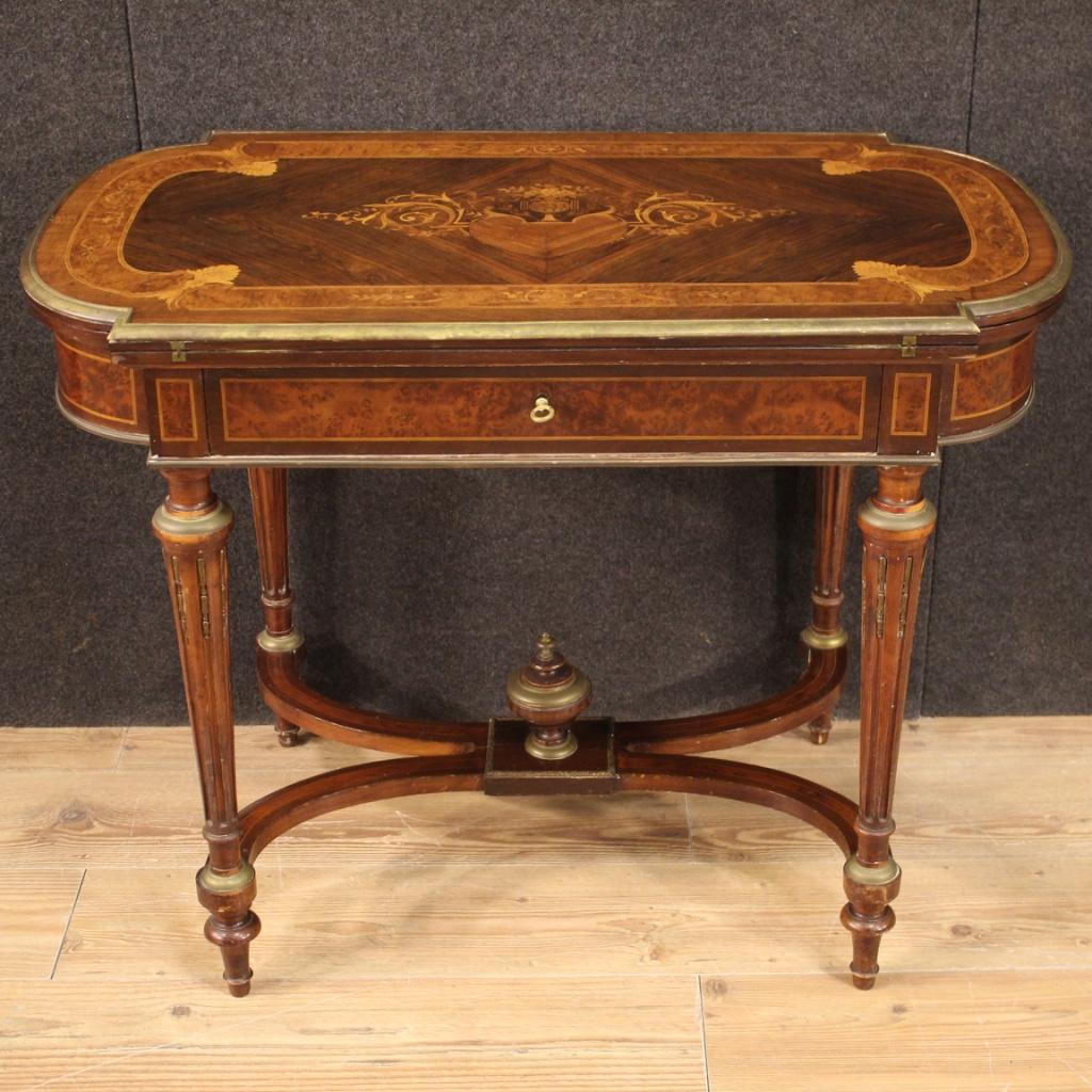 A stunning French game table in inlaid wood, 19th century. 

French game table from the late 19th century. Furniture richly inlaid in walnut, palisander, maple, burl, rosewood, mahogany and fruitwood of beautiful lines and pleasant decor. Openable