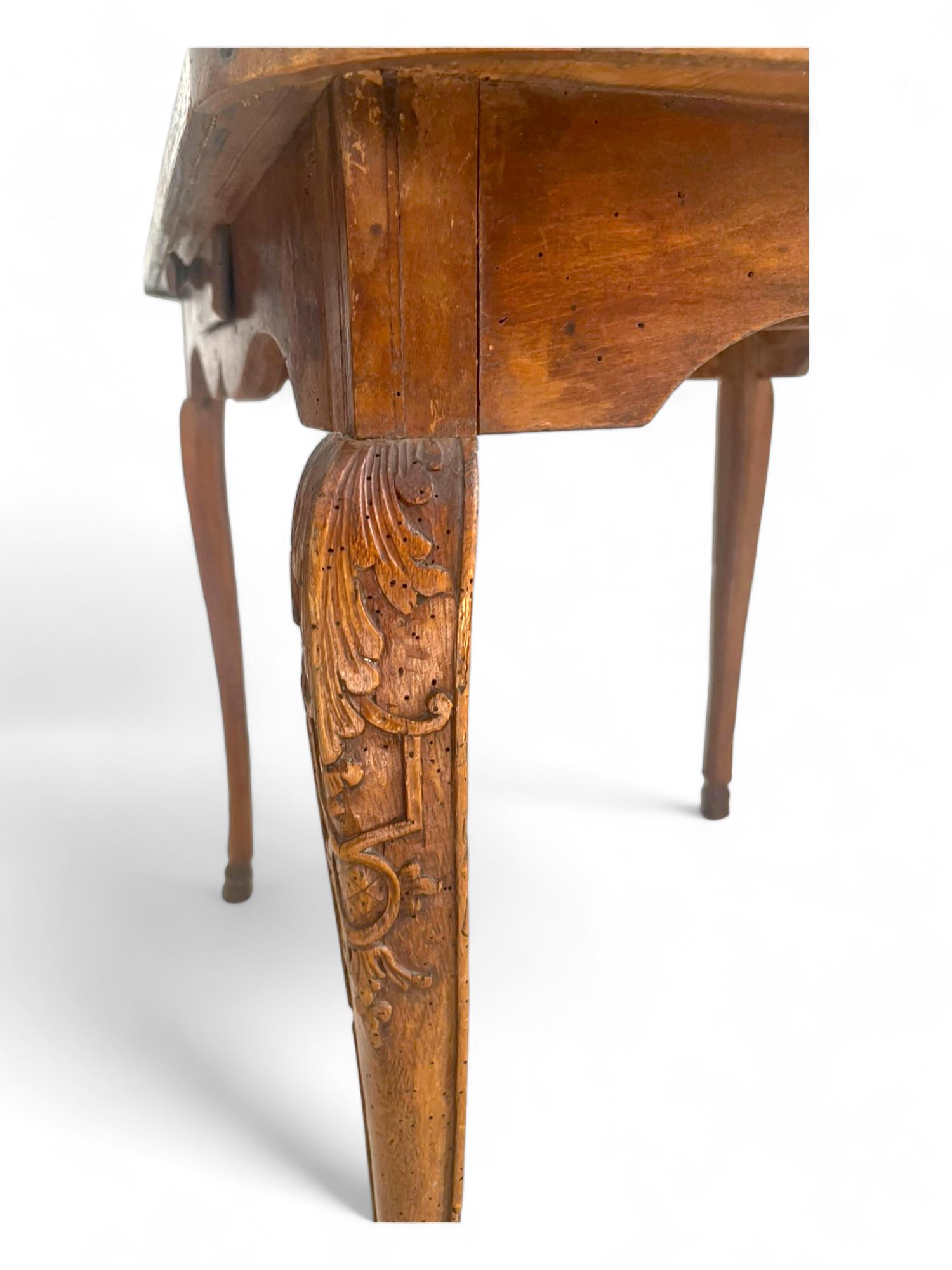 Table à jeux / milieu / cabaret / Table d'appoint en noyer - Louis XV France 18ème en vente 5