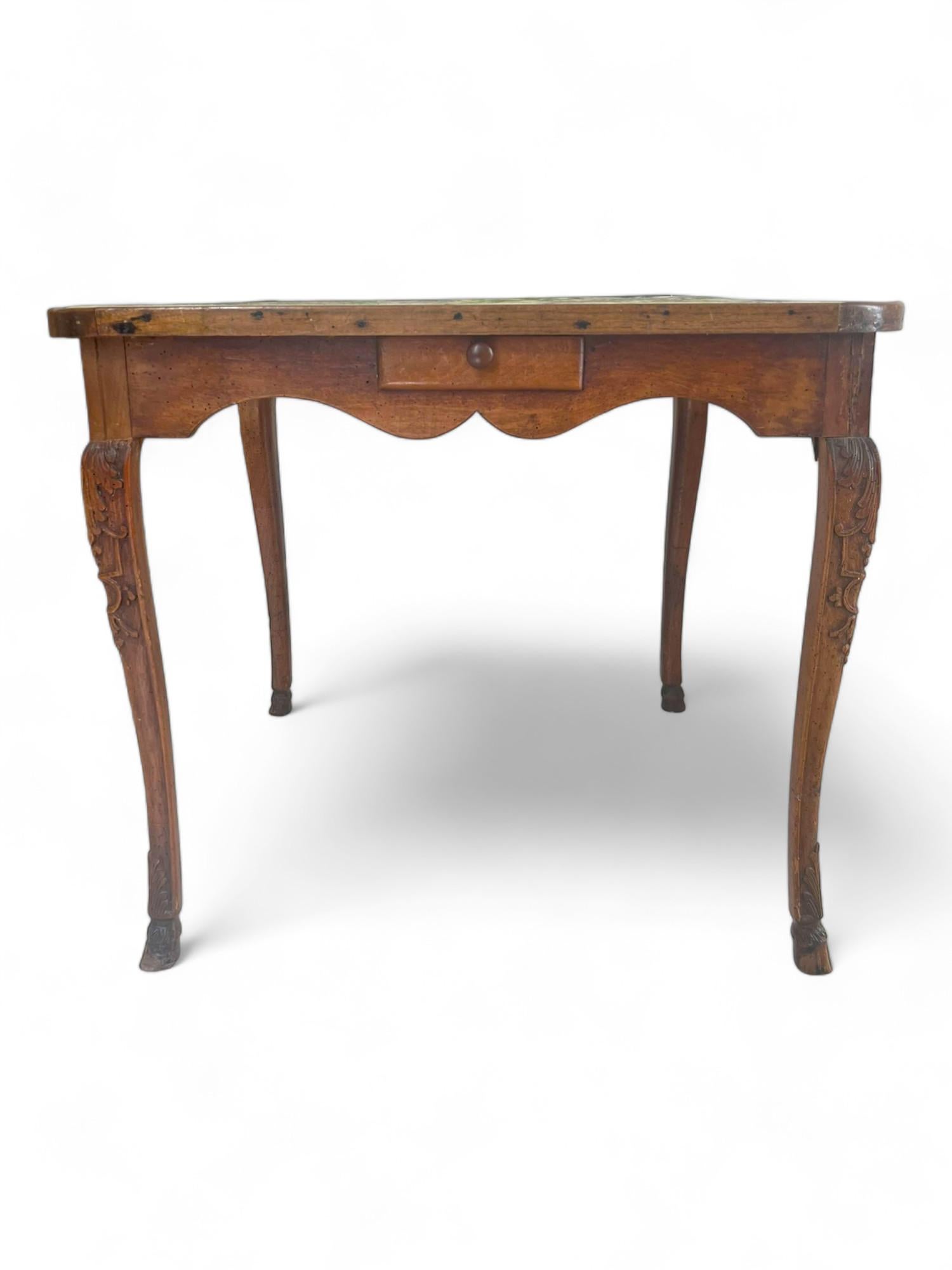 Table à jeux / milieu / cabaret / Table d'appoint en noyer - Louis XV France 18ème en vente 8