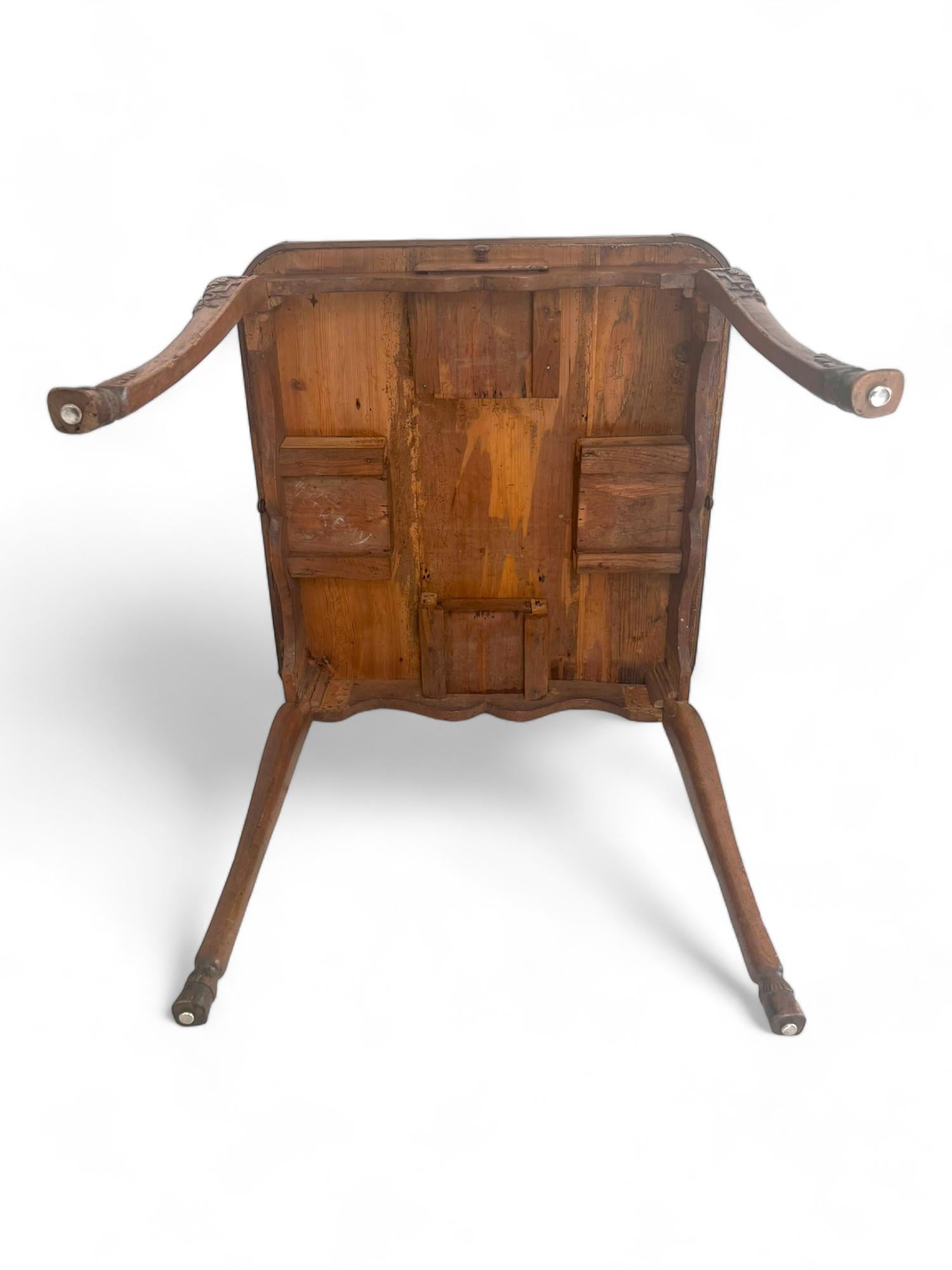 Table à jeux / milieu / cabaret / Table d'appoint en noyer - Louis XV France 18ème en vente 11