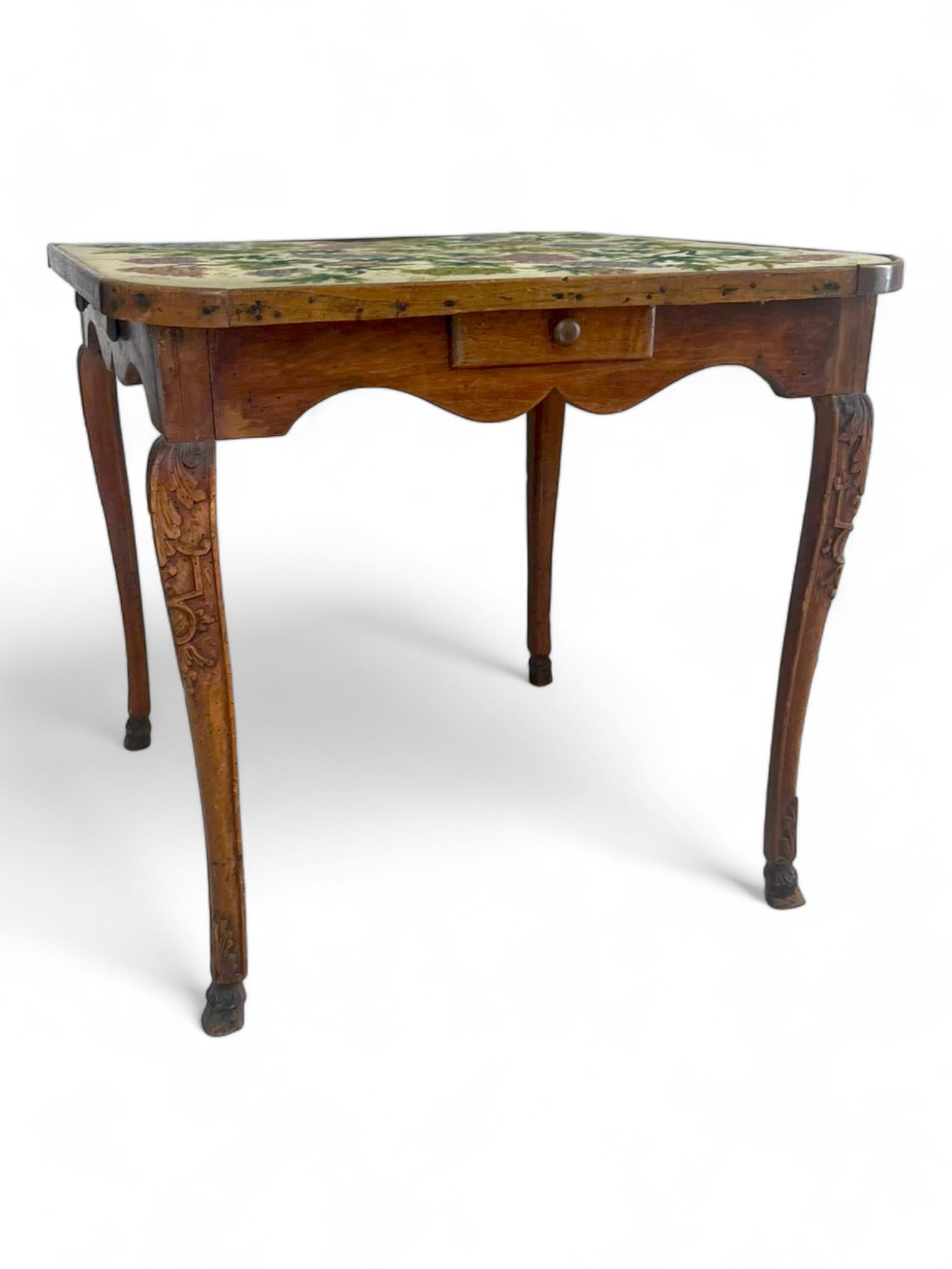 Magnifique table à jeux, dite table de cabaret ou table de milieu en noyer blond massif mouluré et sculpté d'époque Louis XV.
Les traverses sont festonnées sur les quatre côtés.
La ceinture à volutes s'ouvre sur quatre tiroirs latéraux.
Les pieds