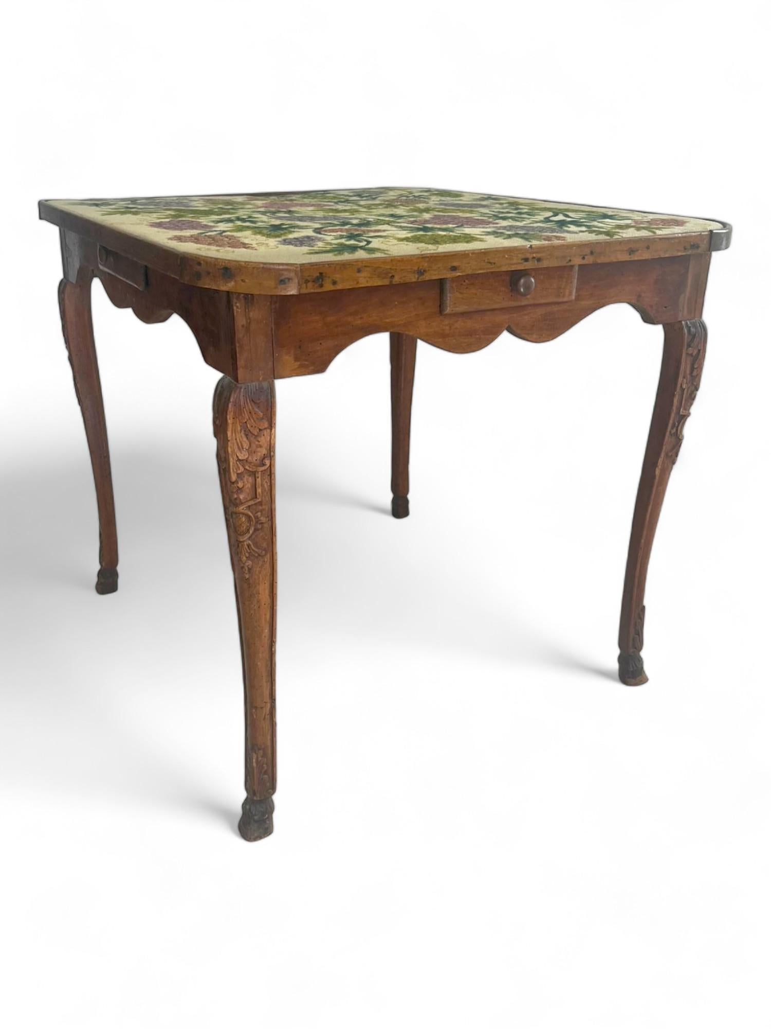 Français Table à jeux / milieu / cabaret / Table d'appoint en noyer - Louis XV France 18ème en vente