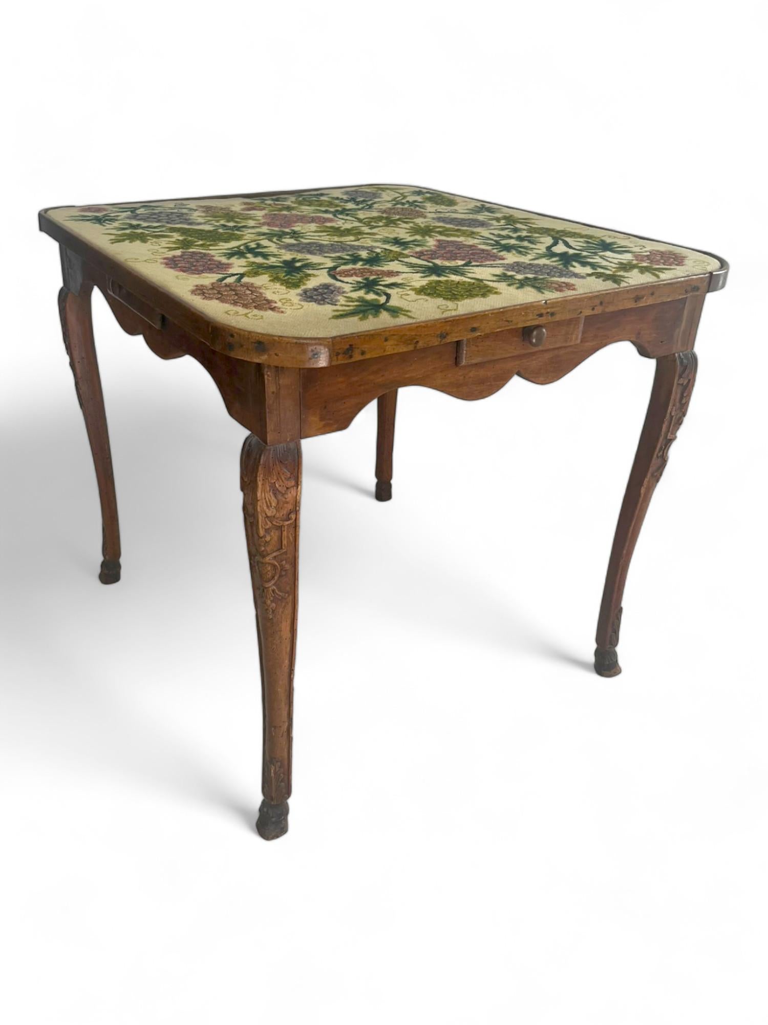 Table à jeux / milieu / cabaret / Table d'appoint en noyer - Louis XV France 18ème Bon état - En vente à Beuzevillette, FR