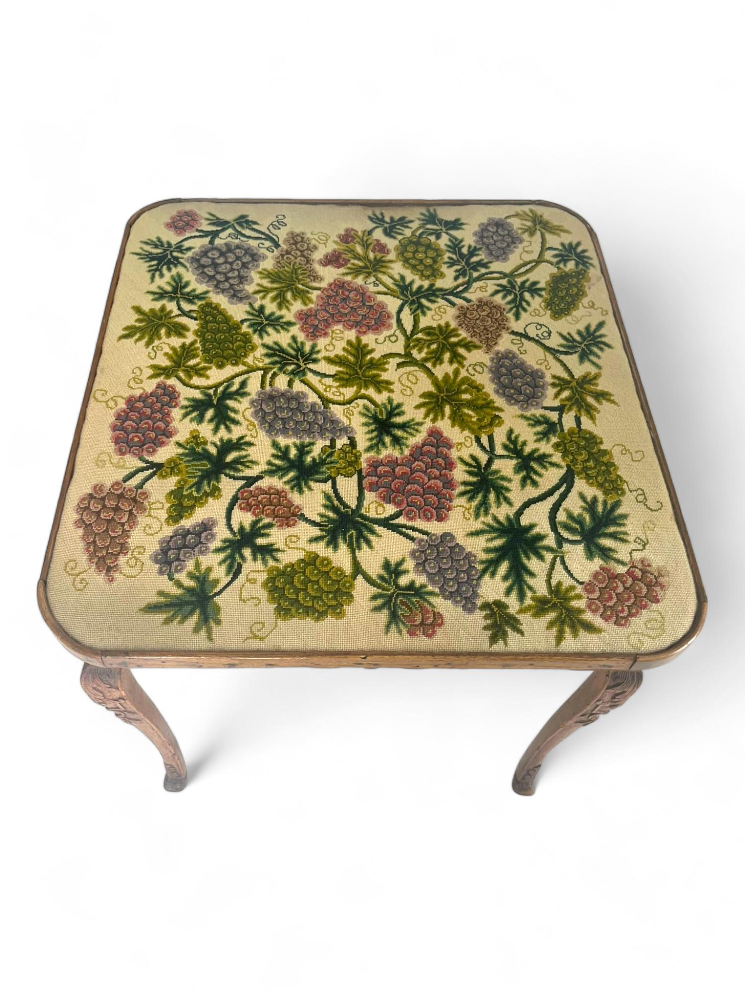 XVIIIe siècle et antérieur Table à jeux / milieu / cabaret / Table d'appoint en noyer - Louis XV France 18ème en vente