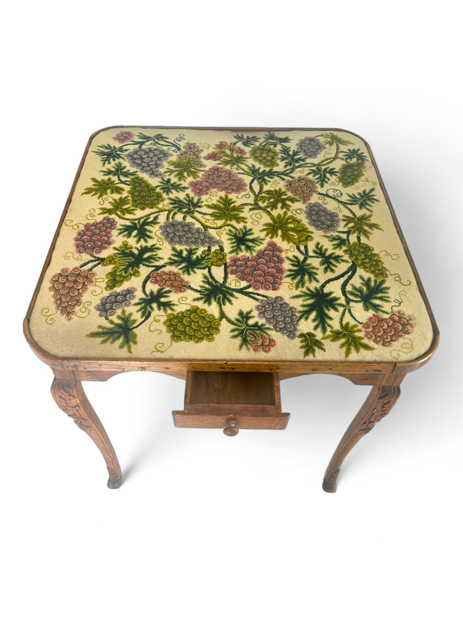 Table à jeux / milieu / cabaret / Table d'appoint en noyer - Louis XV France 18ème en vente 1