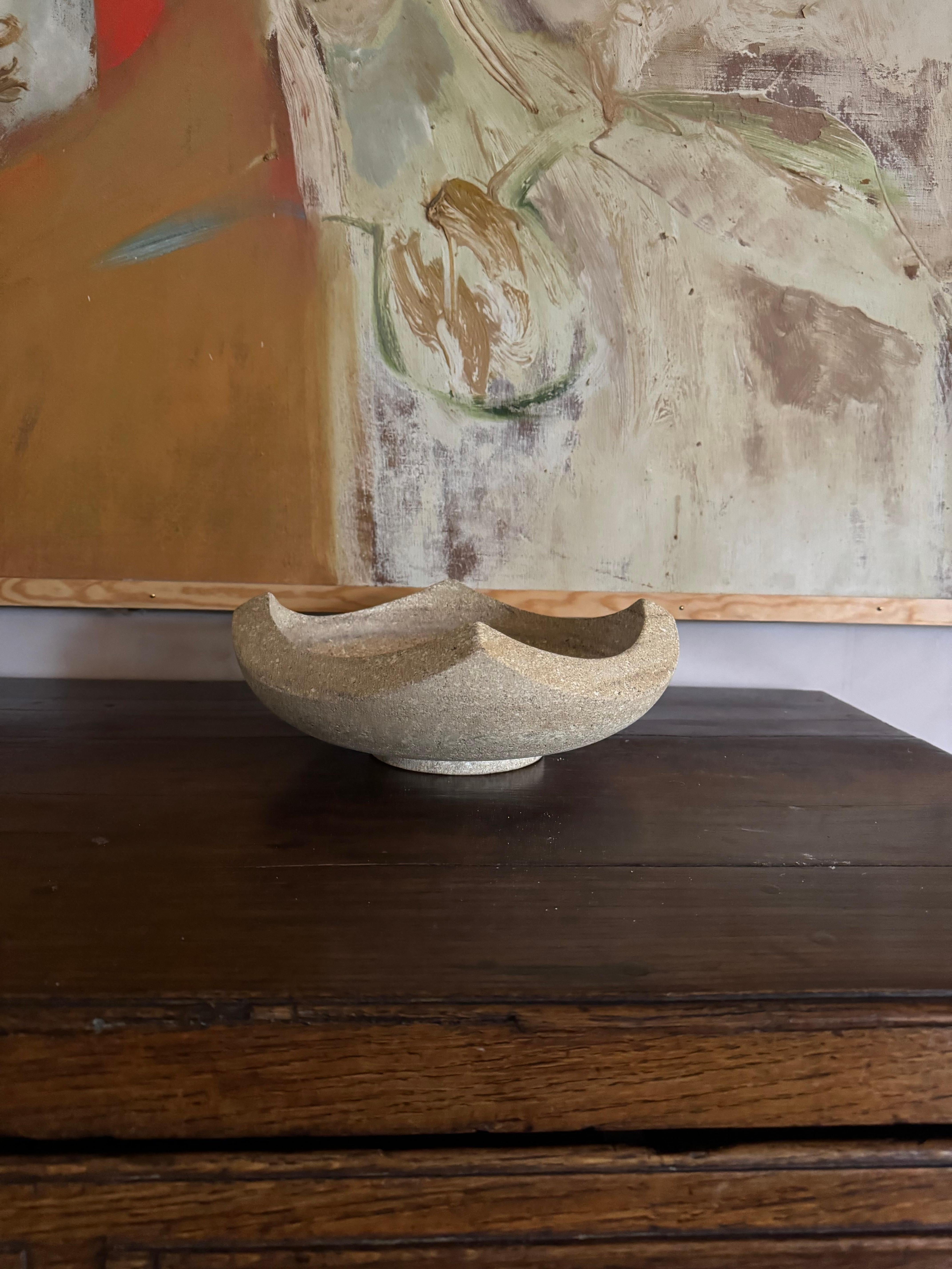 Un élégant grand bol en pierre lourdement sculptée. Français c.I.C.