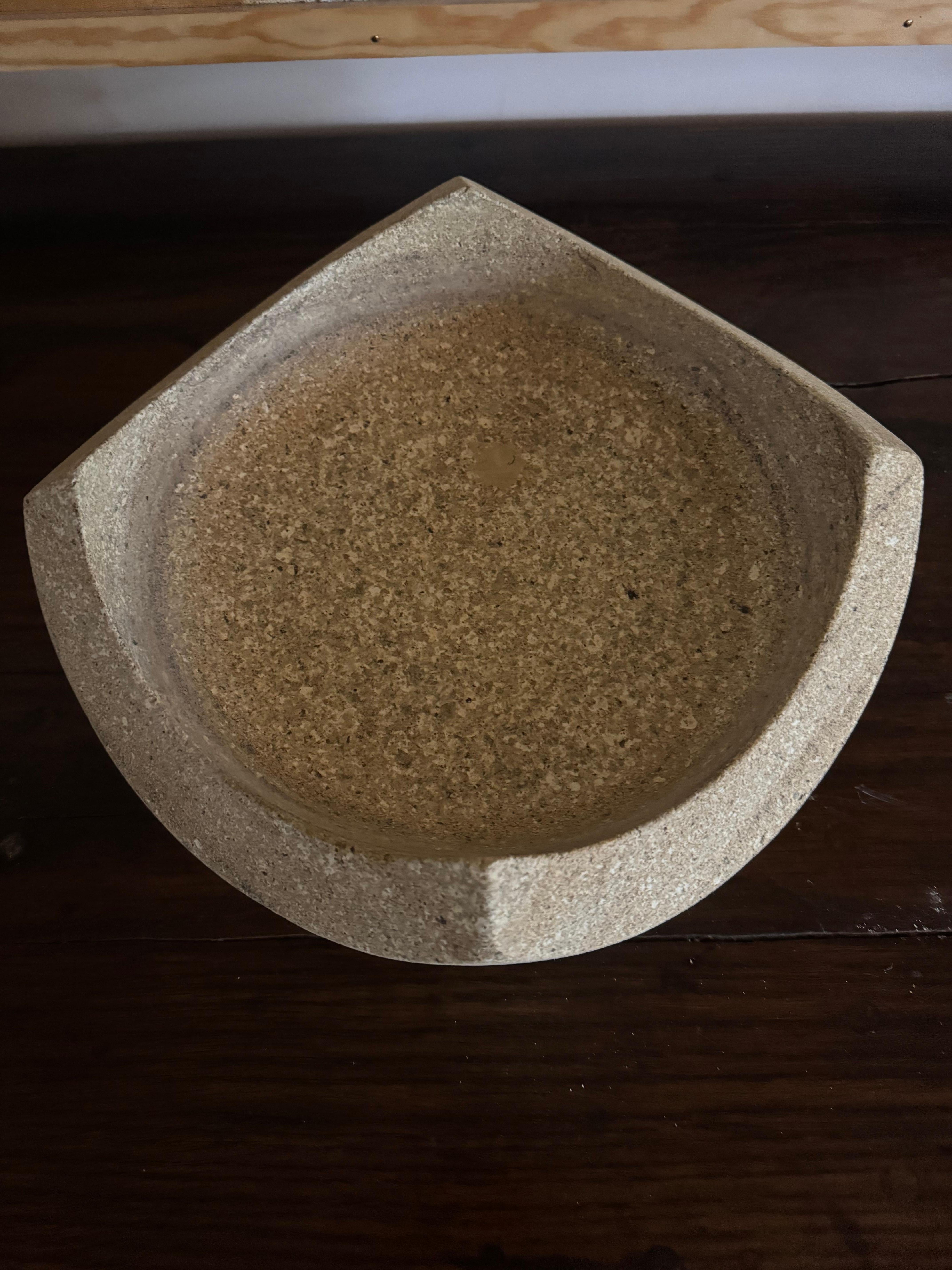 Mid-Century Modern Grand bol sculpté en pierre du Gard français en vente