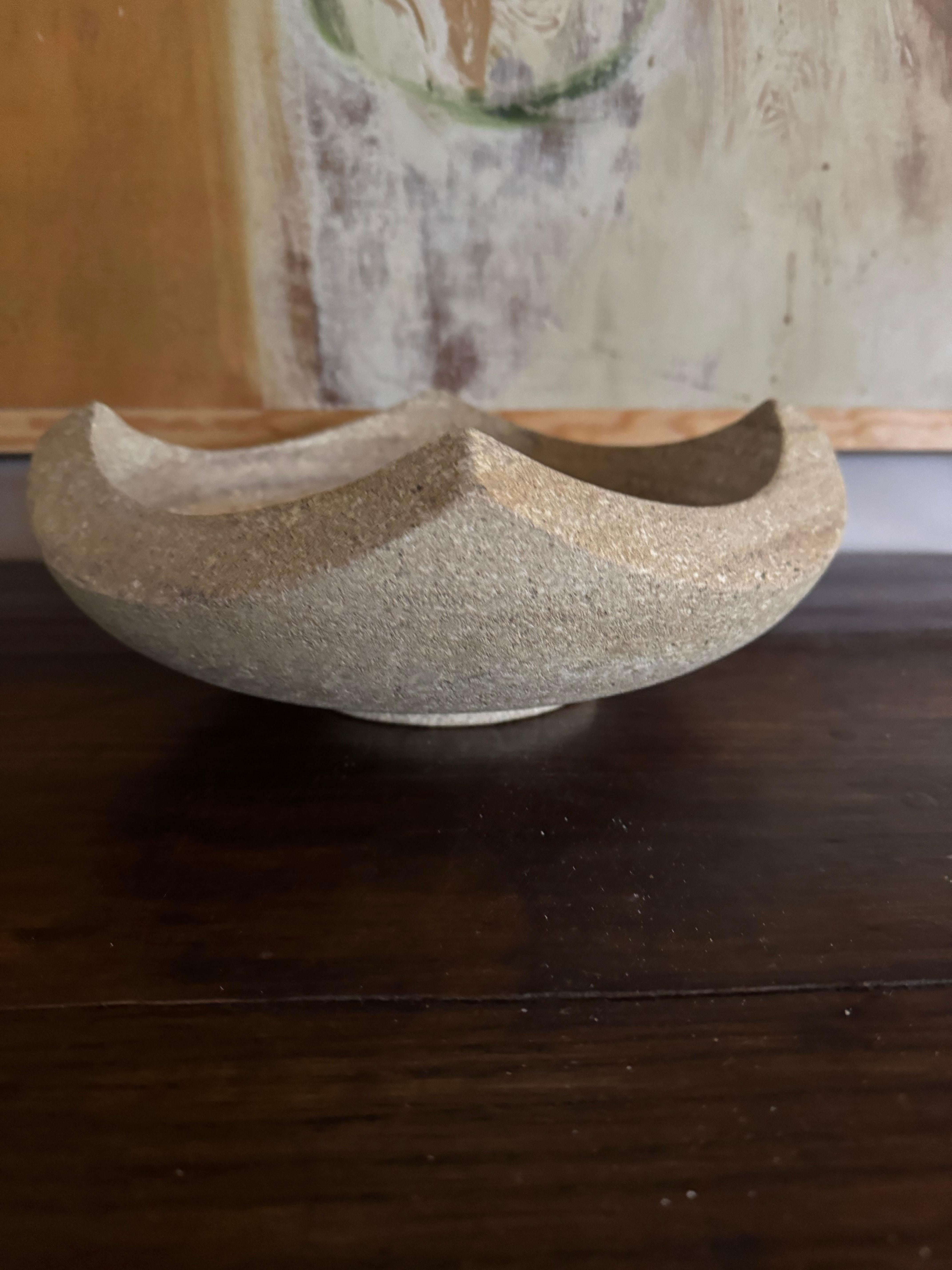 Français Grand bol sculpté en pierre du Gard français en vente