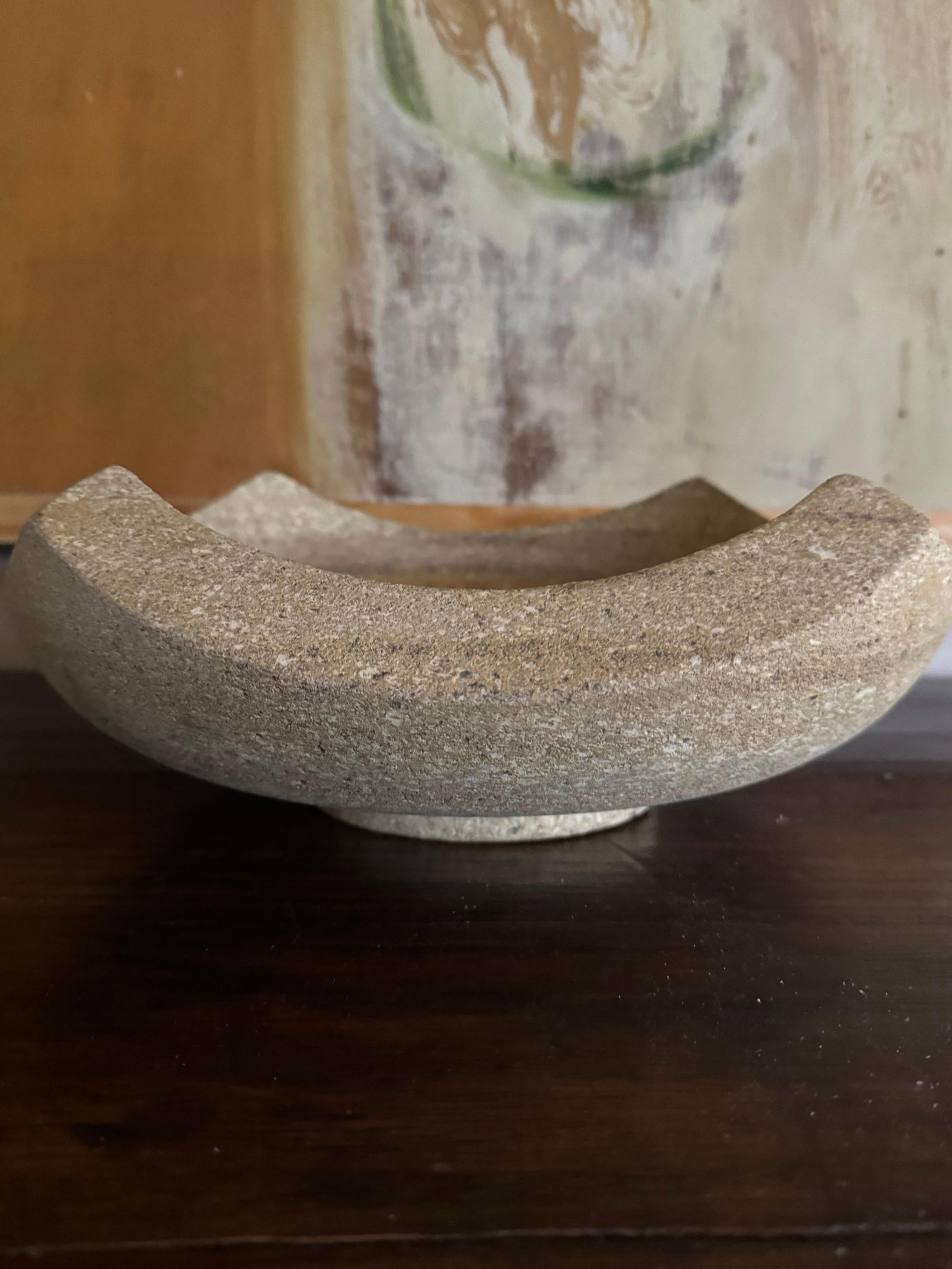 Grand bol sculpté en pierre du Gard français Bon état - En vente à London, GB