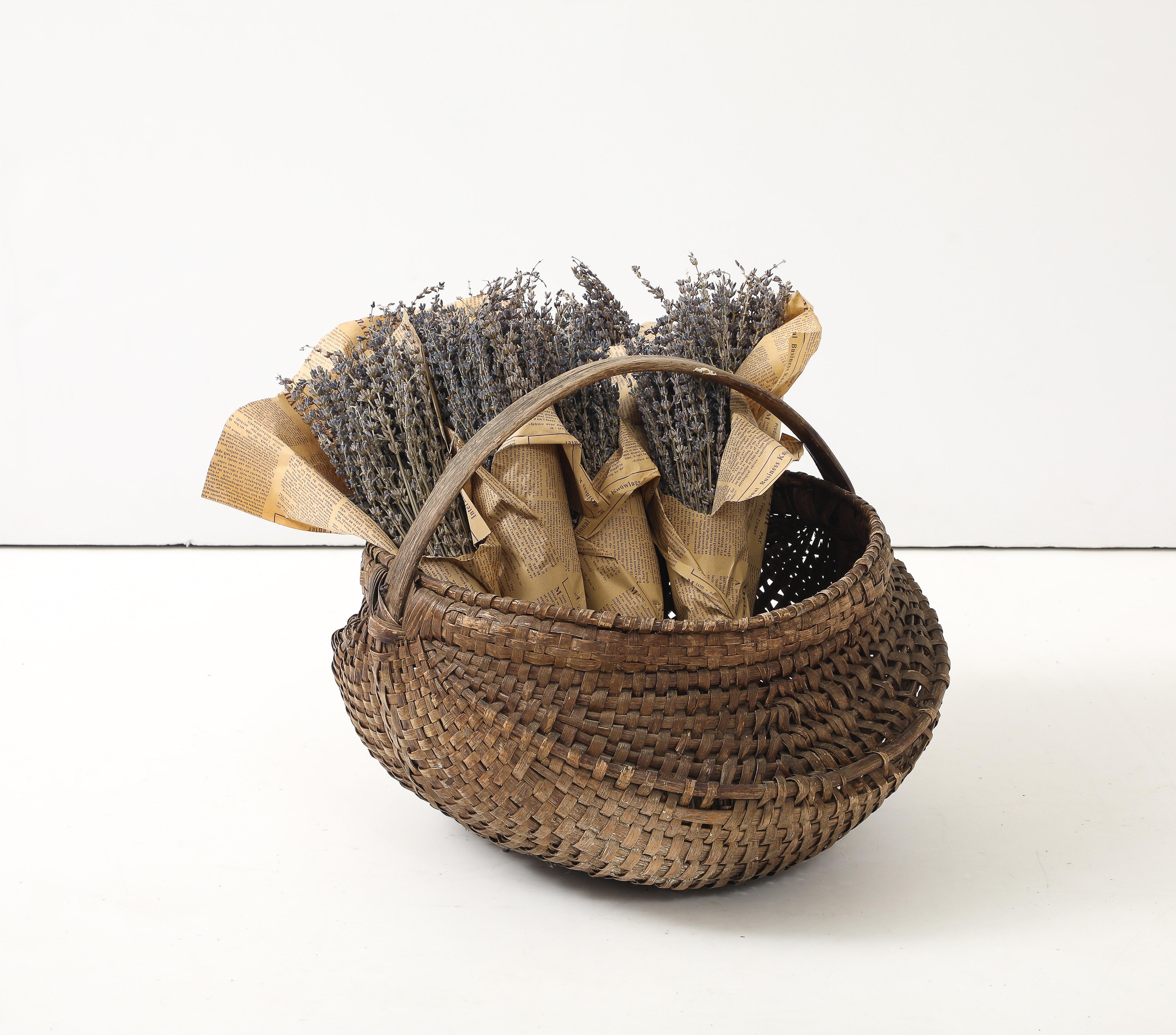 Cesta de jardín francesa tejida a mano, compuesta de juncos tejidos sobre una forma de madera. Se incluyen paquetes de lavanda bajo pedido, pero pueden no viajar bien.