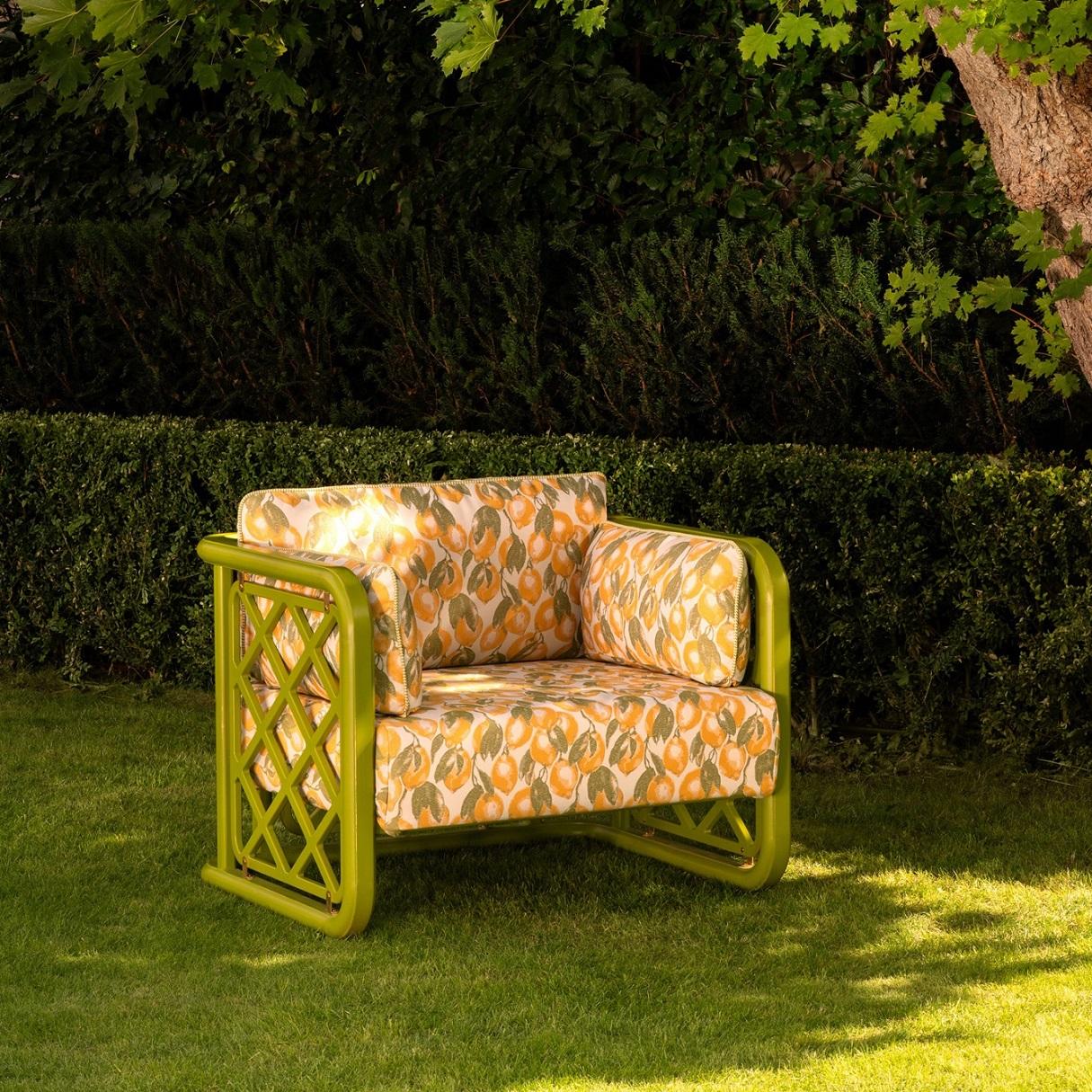 Laqué Grand fauteuil de jardin français conçu par Pierre Gonalons, réf. 214 en vente