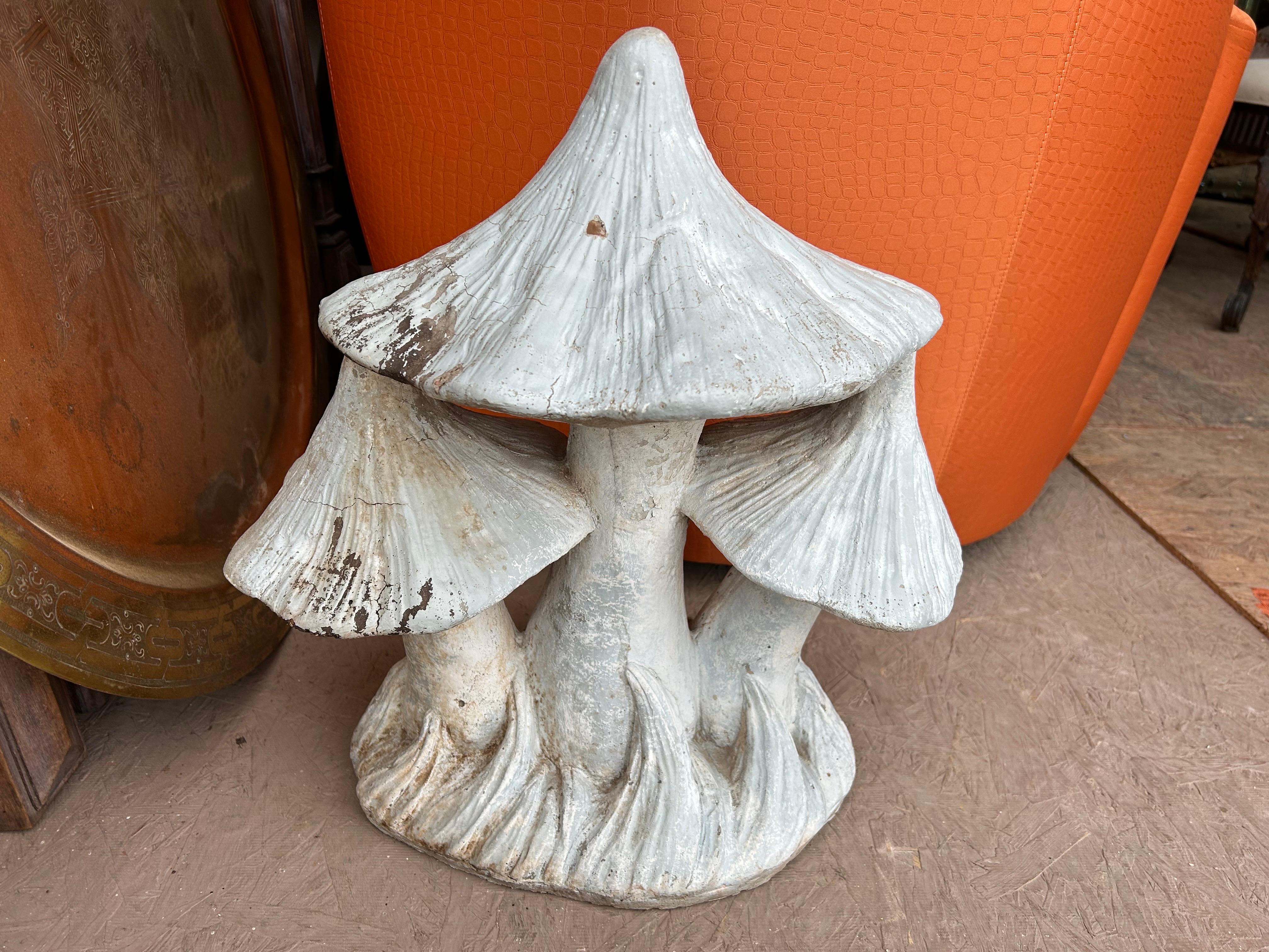Sculpture de jardin française en forme de champignons.
Voici un bel ornement de jardin français représentant un groupe de champignons.
Cette belle statue de jardin peut être utilisée à l'intérieur dans une salle de jardin, un solarium ou à