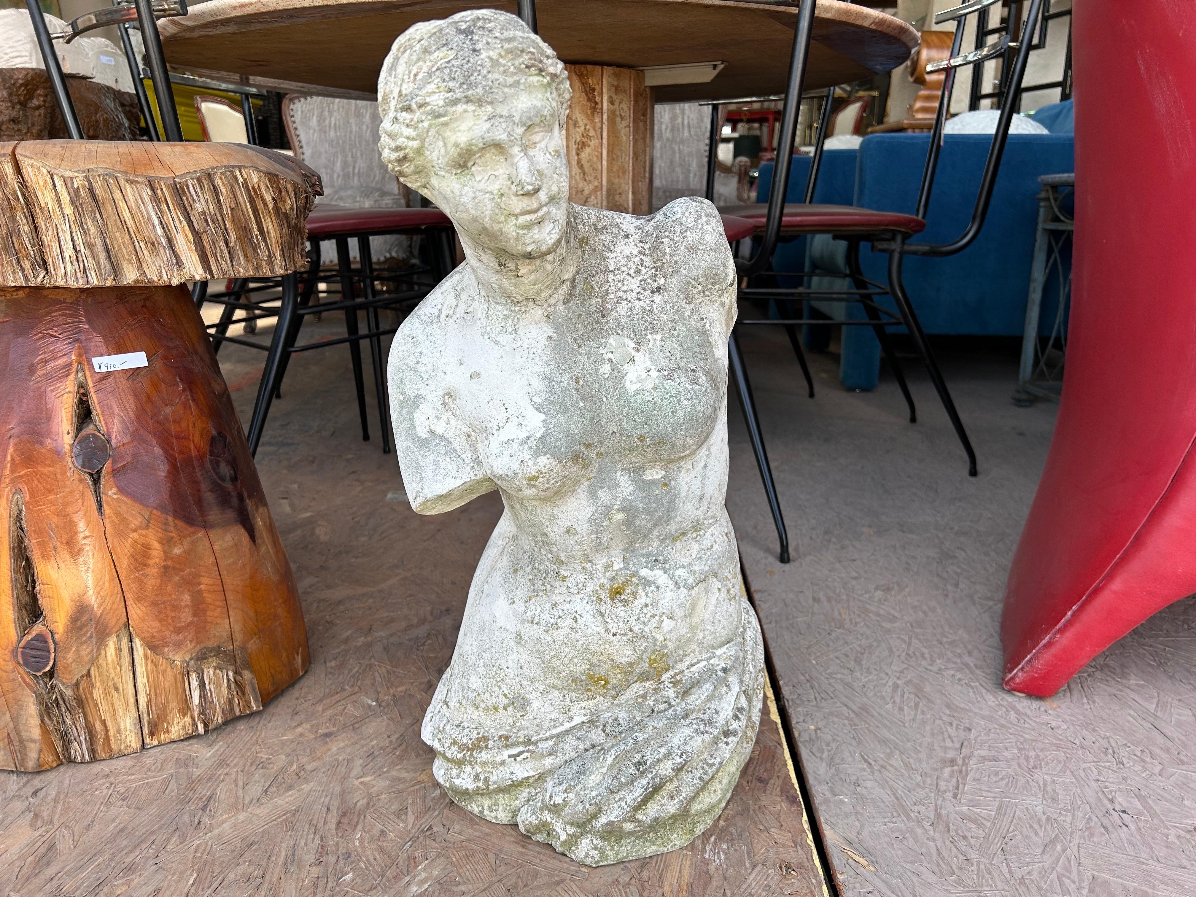 Estatua francesa de Venus de jardín.
Se ofrece una bella escultura francesa de Venus de hormigón o cemento para jardín.
Esta encantadora estatua de jardín, escultura de jardín u ornamento de jardín quedaría muy bien en el interior de un salón de