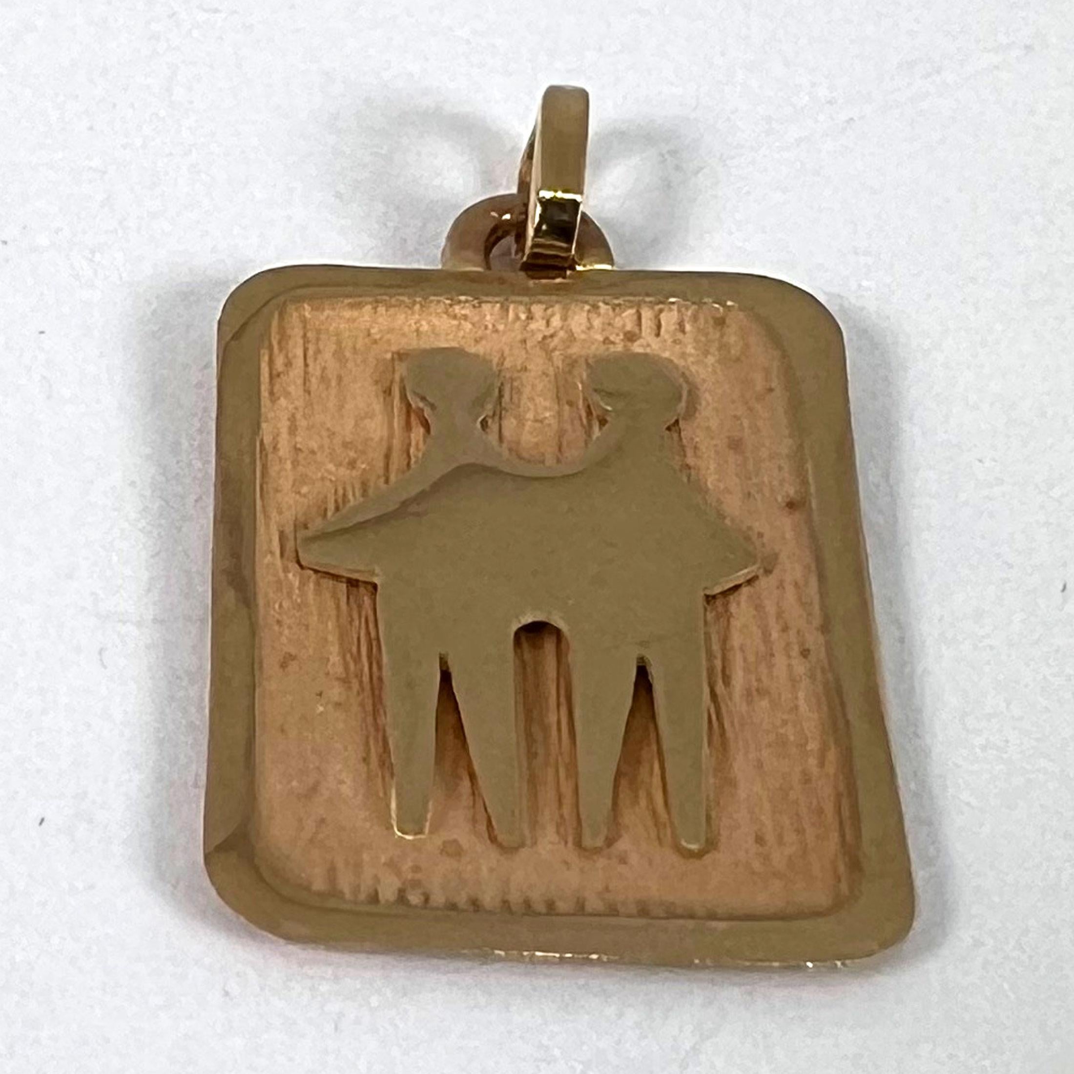 Ciondolo a forma di medaglia con charm in oro giallo 18 carati con segno zodiacale Gemelli francesi in vendita 7