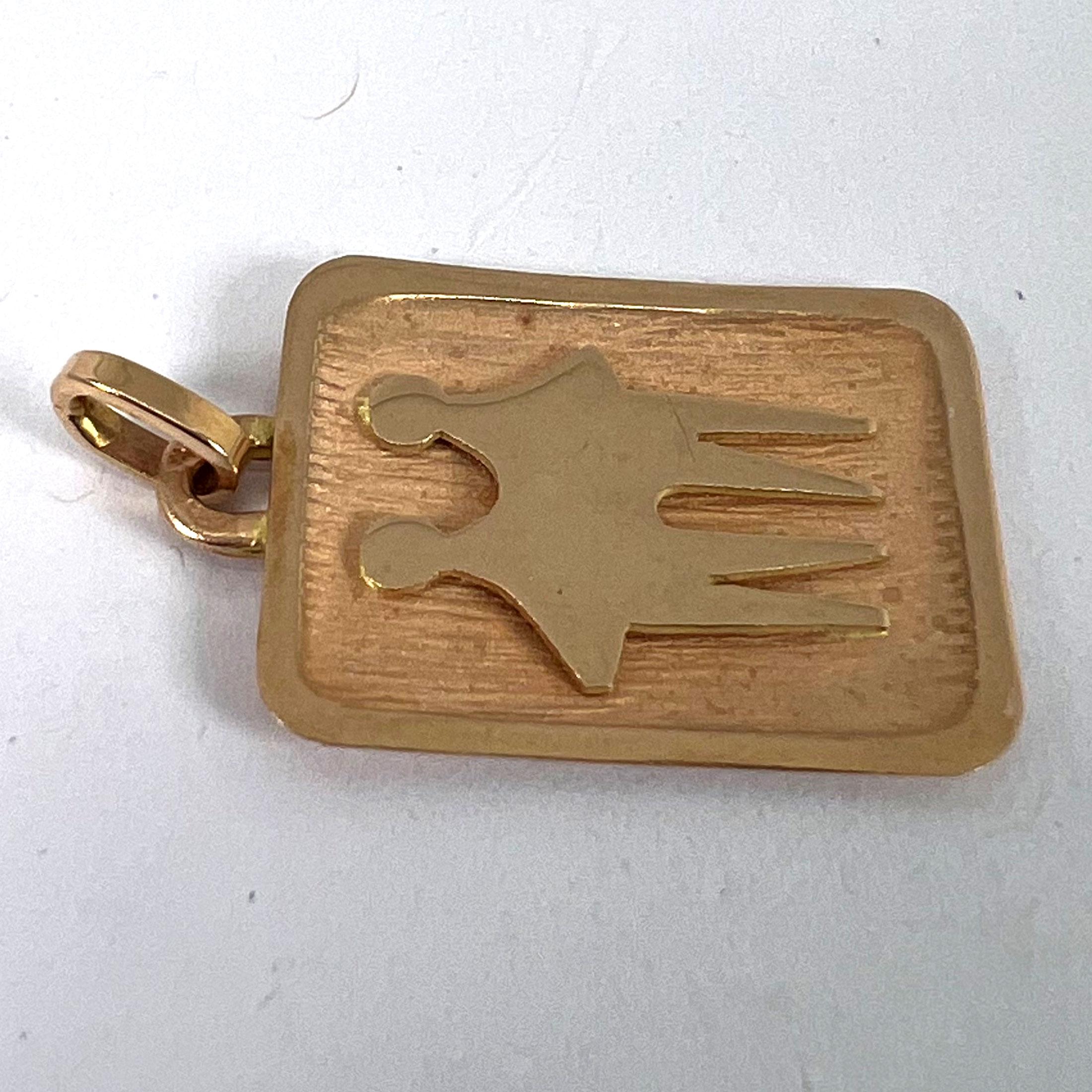 Ciondolo a forma di medaglia con charm in oro giallo 18 carati con segno zodiacale Gemelli francesi in vendita 8