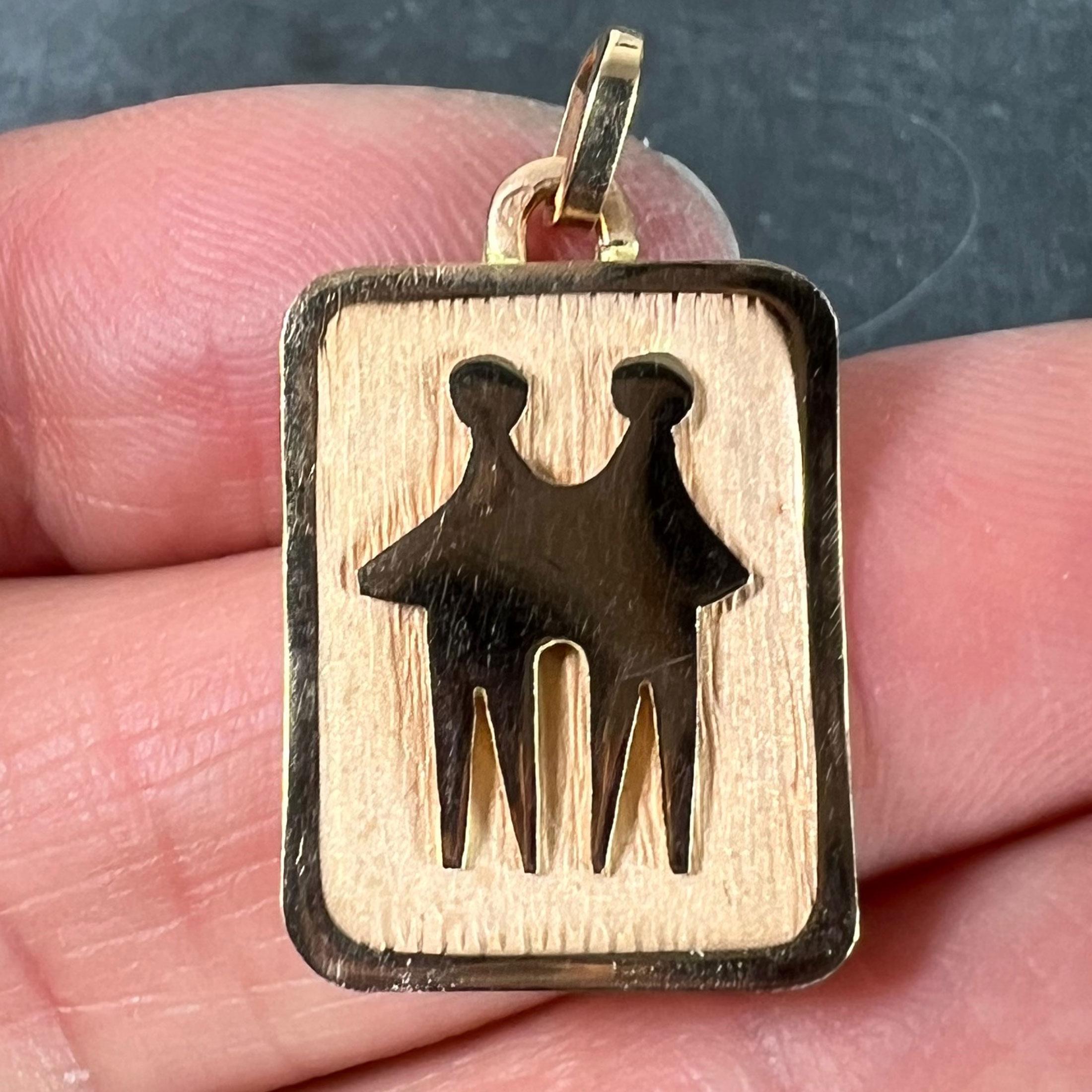 Ciondolo a forma di medaglia con charm in oro giallo 18 carati con segno zodiacale Gemelli francesi in vendita 1