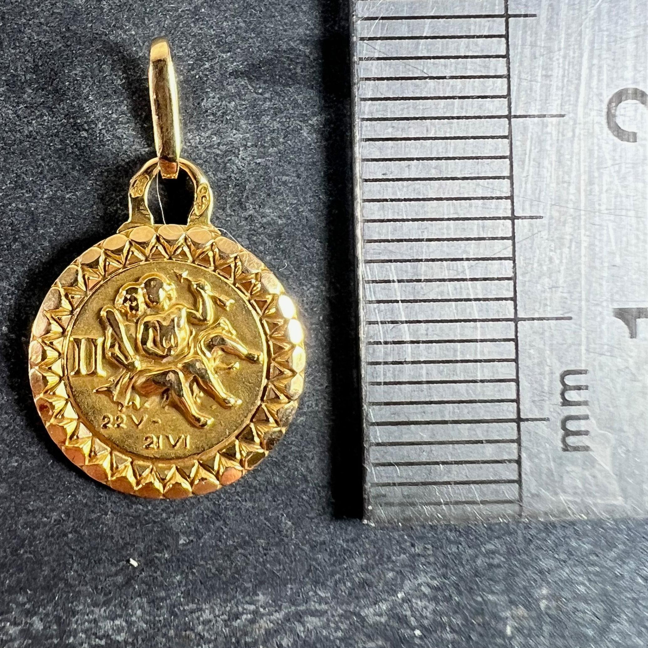 Colgante de oro amarillo de 18 quilates con el signo del zodiaco géminis francés Perroud en venta 6