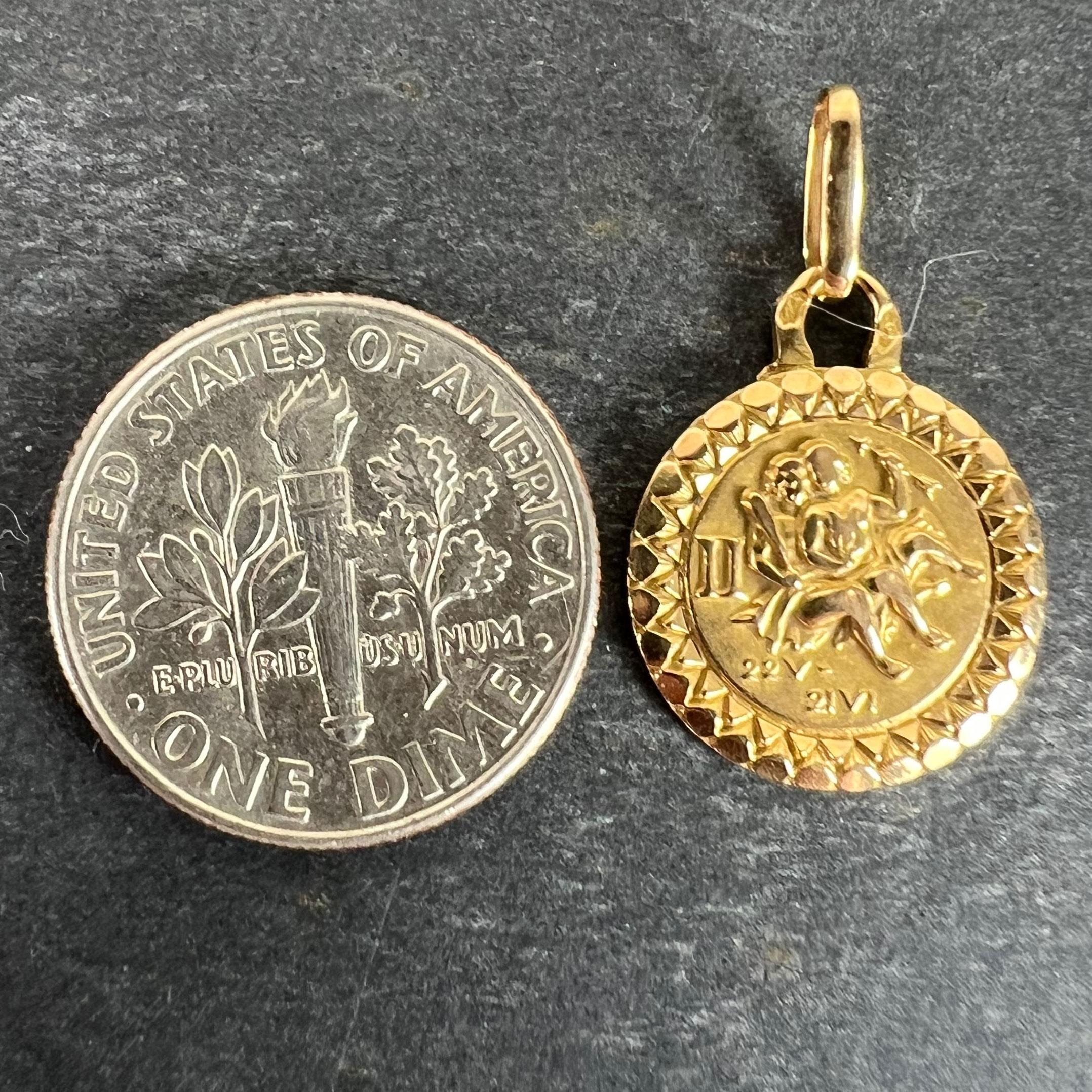 Colgante de oro amarillo de 18 quilates con el signo del zodiaco géminis francés Perroud en venta 7