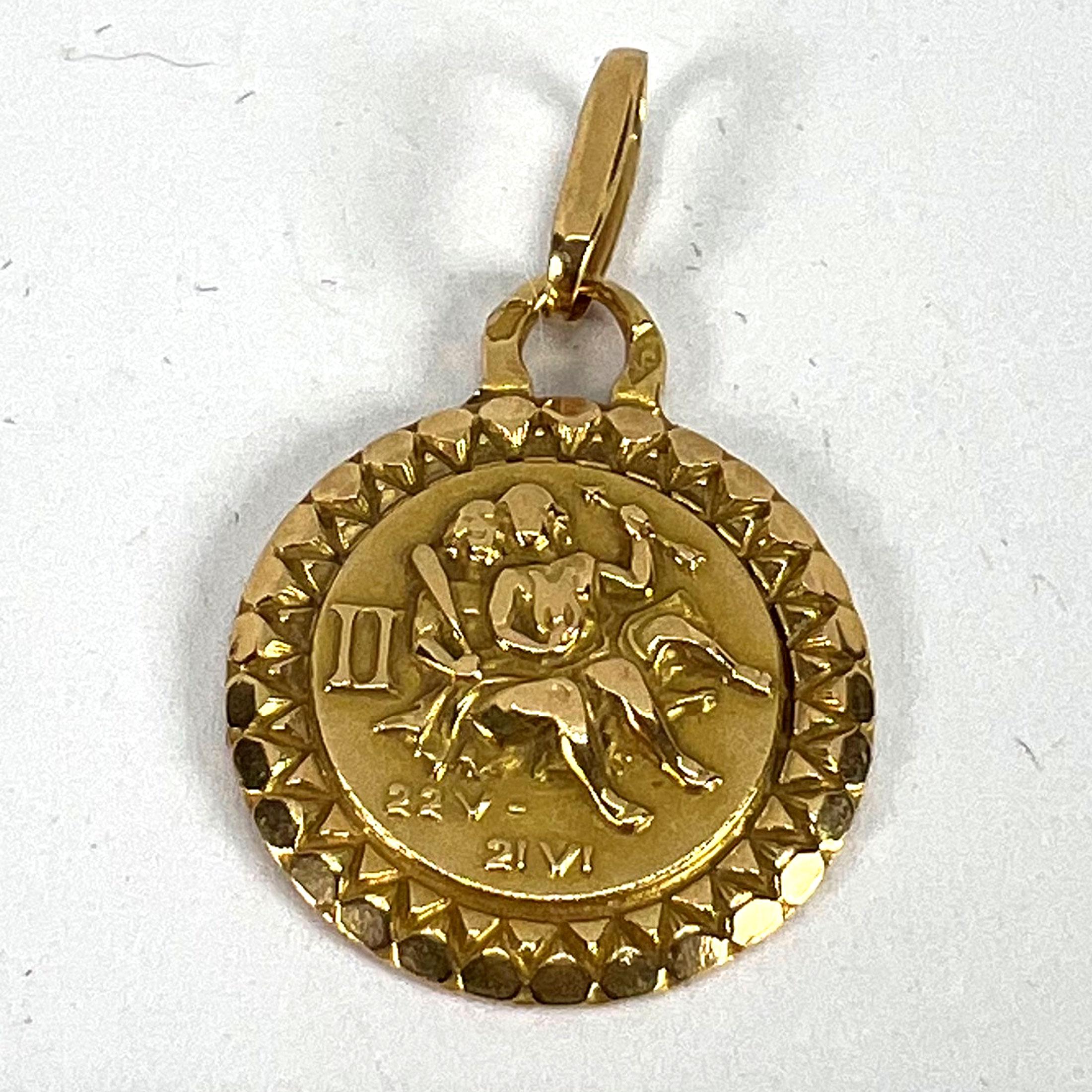 Colgante de oro amarillo de 18 quilates con el signo del zodiaco géminis francés Perroud en venta 9